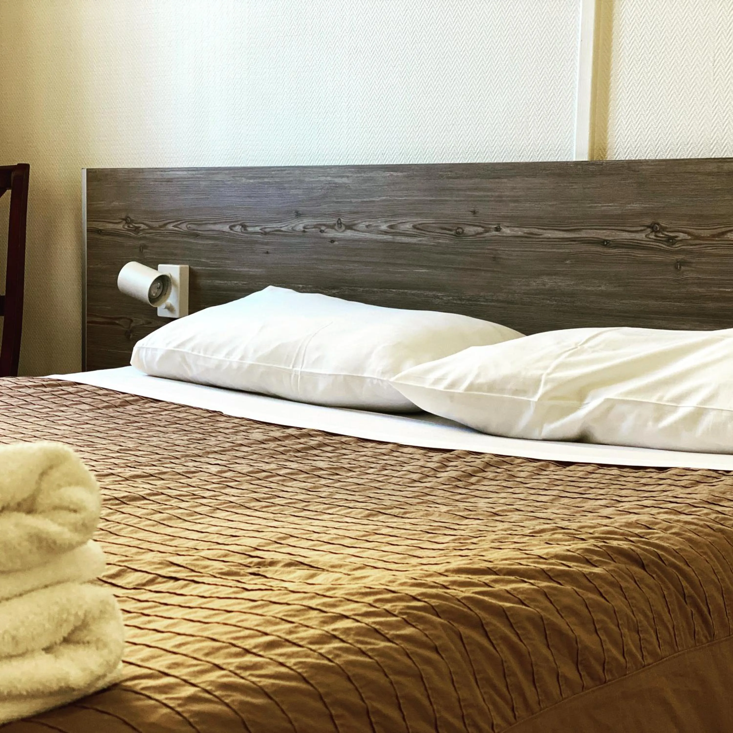 Bed in Hotel Le Midi Clermont-Cournon