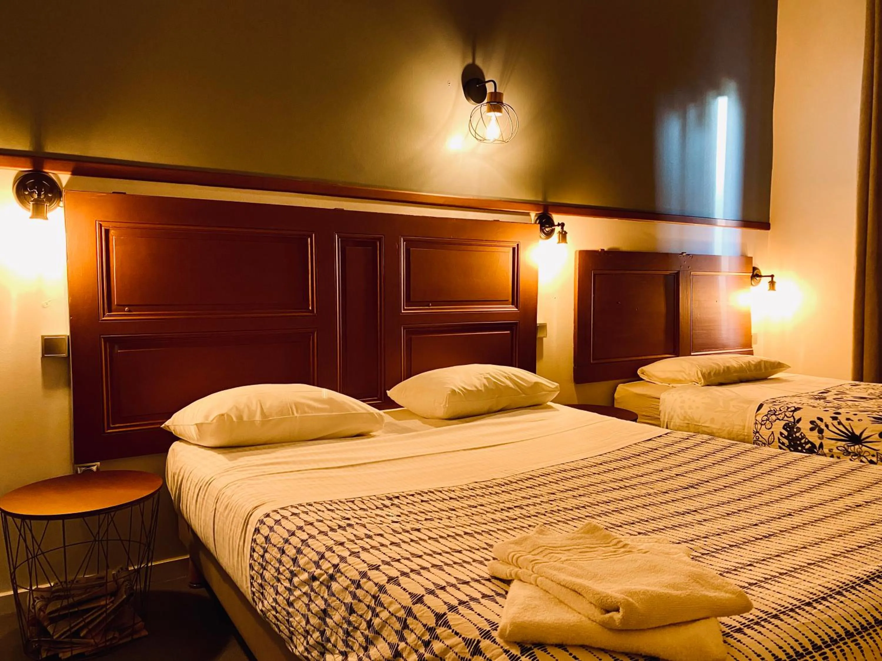 Bed in Hotel Le Midi Clermont-Cournon