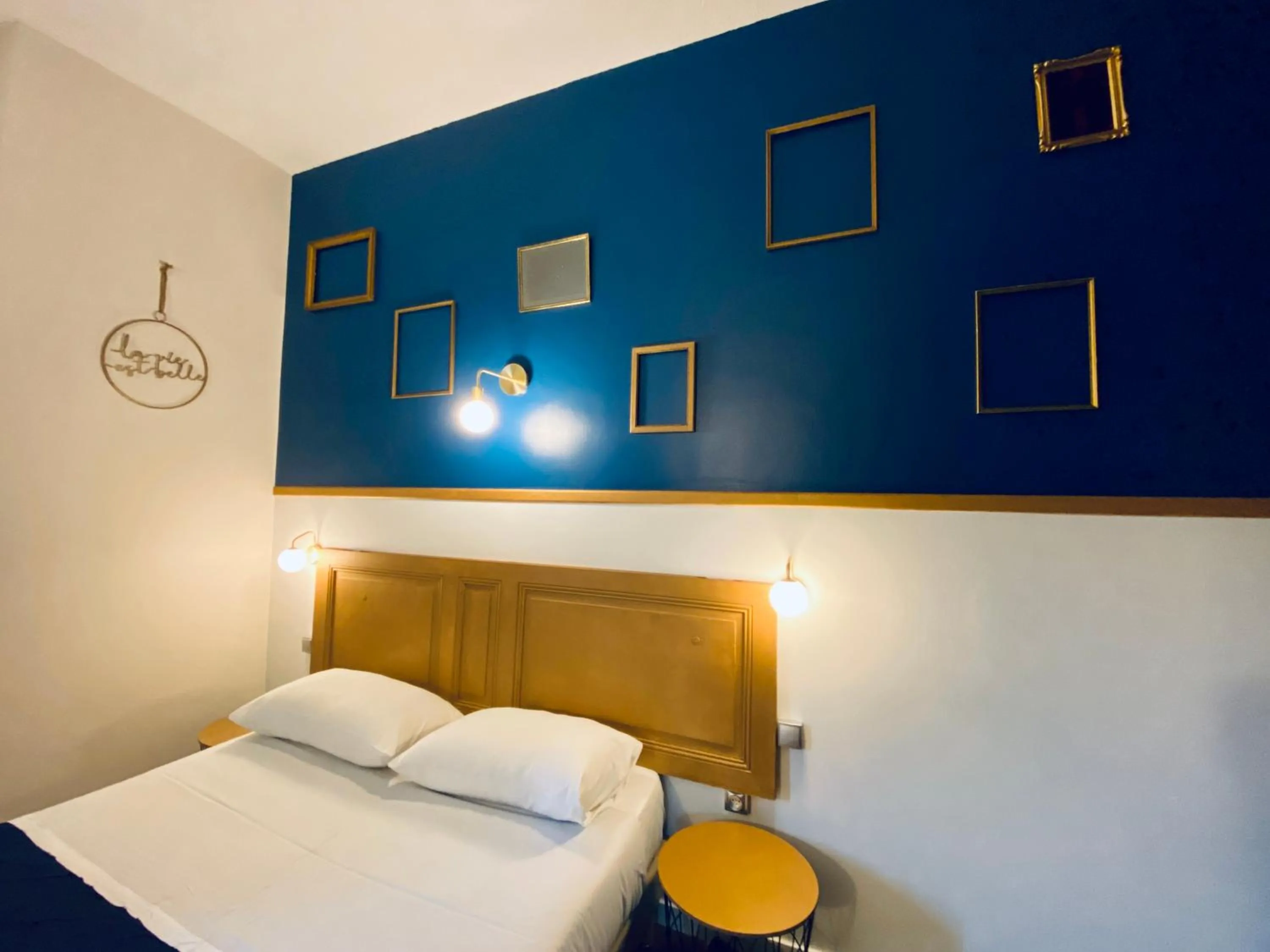 Bed in Hotel Le Midi Clermont-Cournon