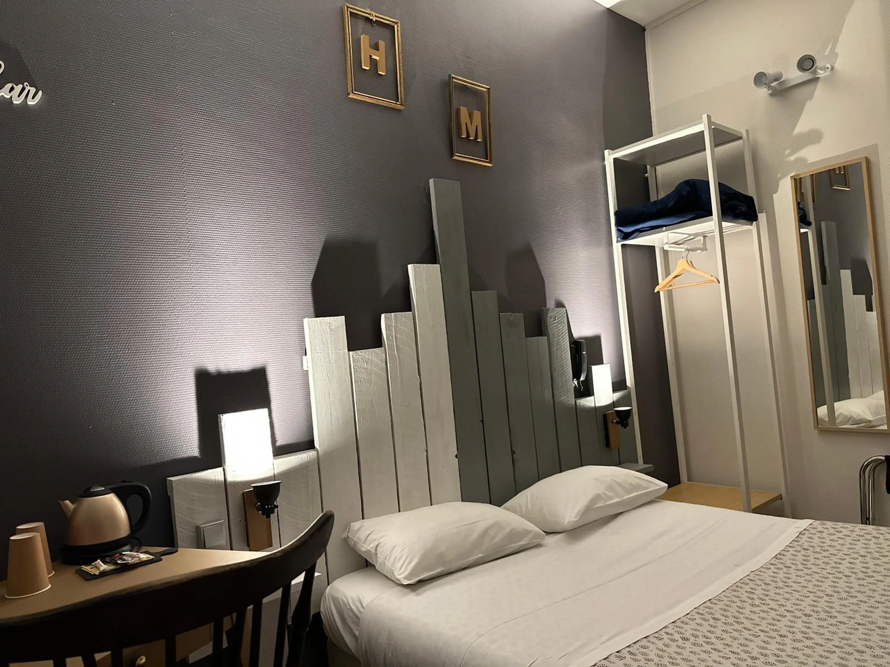 Bed in Hotel Le Midi Clermont-Cournon