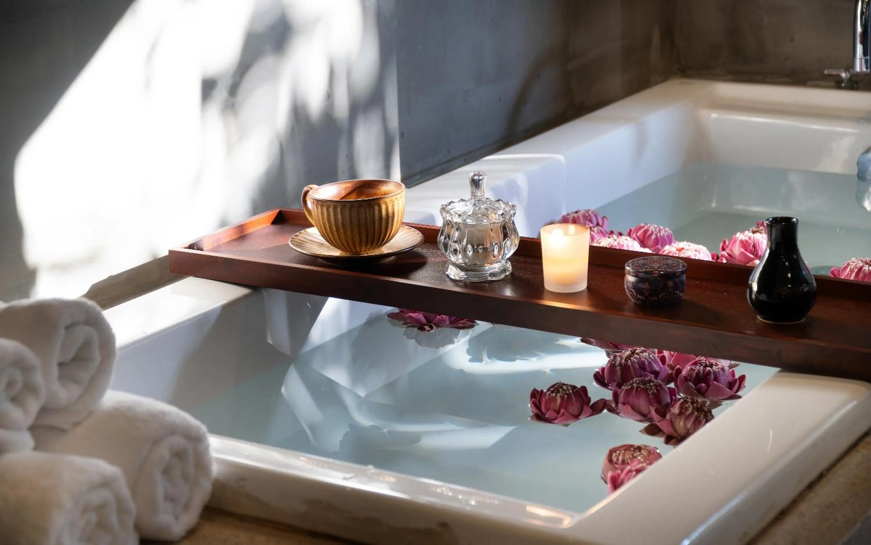 Hot Tub in The Moon Residence & Spa