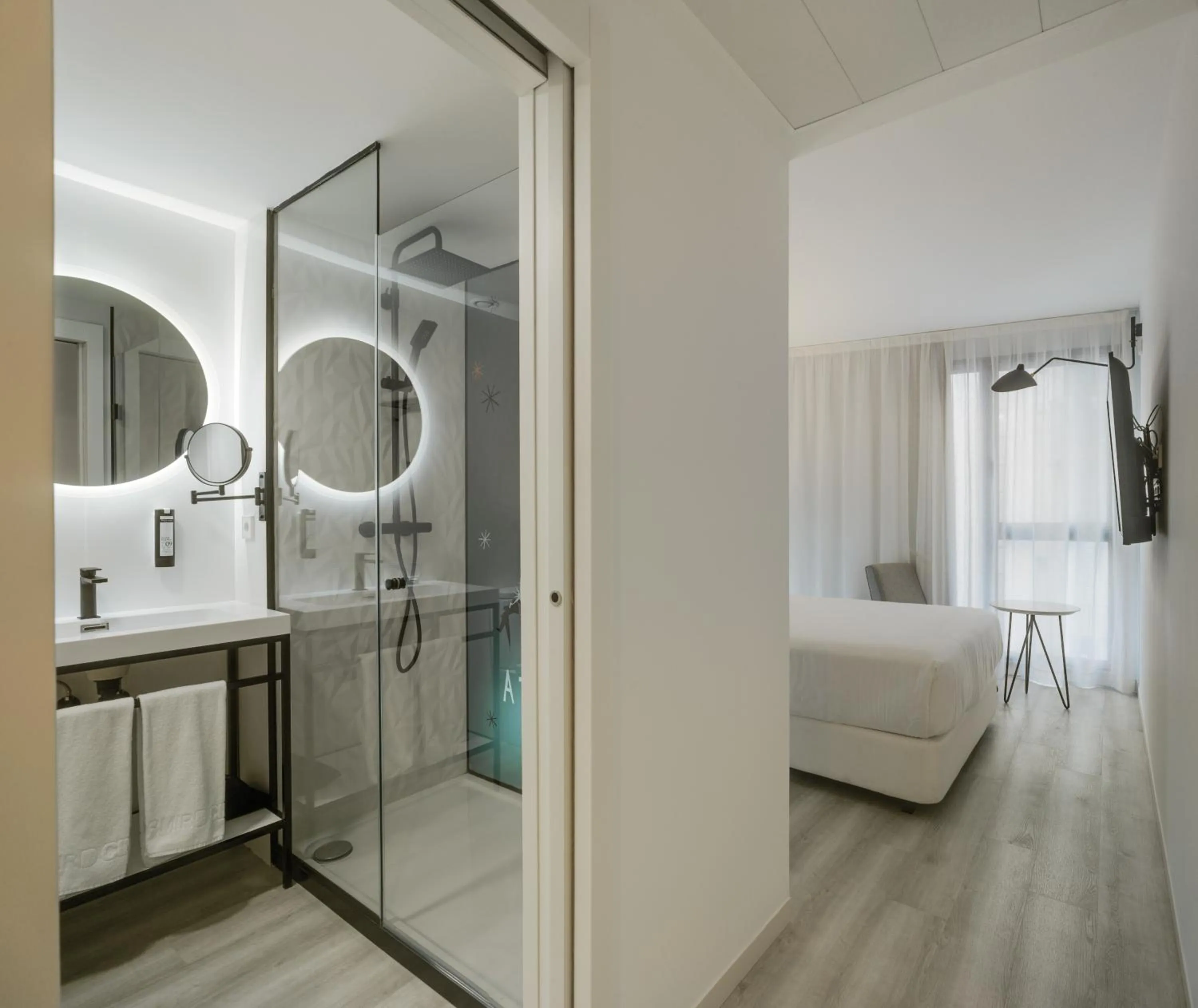 Bathroom, Bed in Dormirdcine Alicante