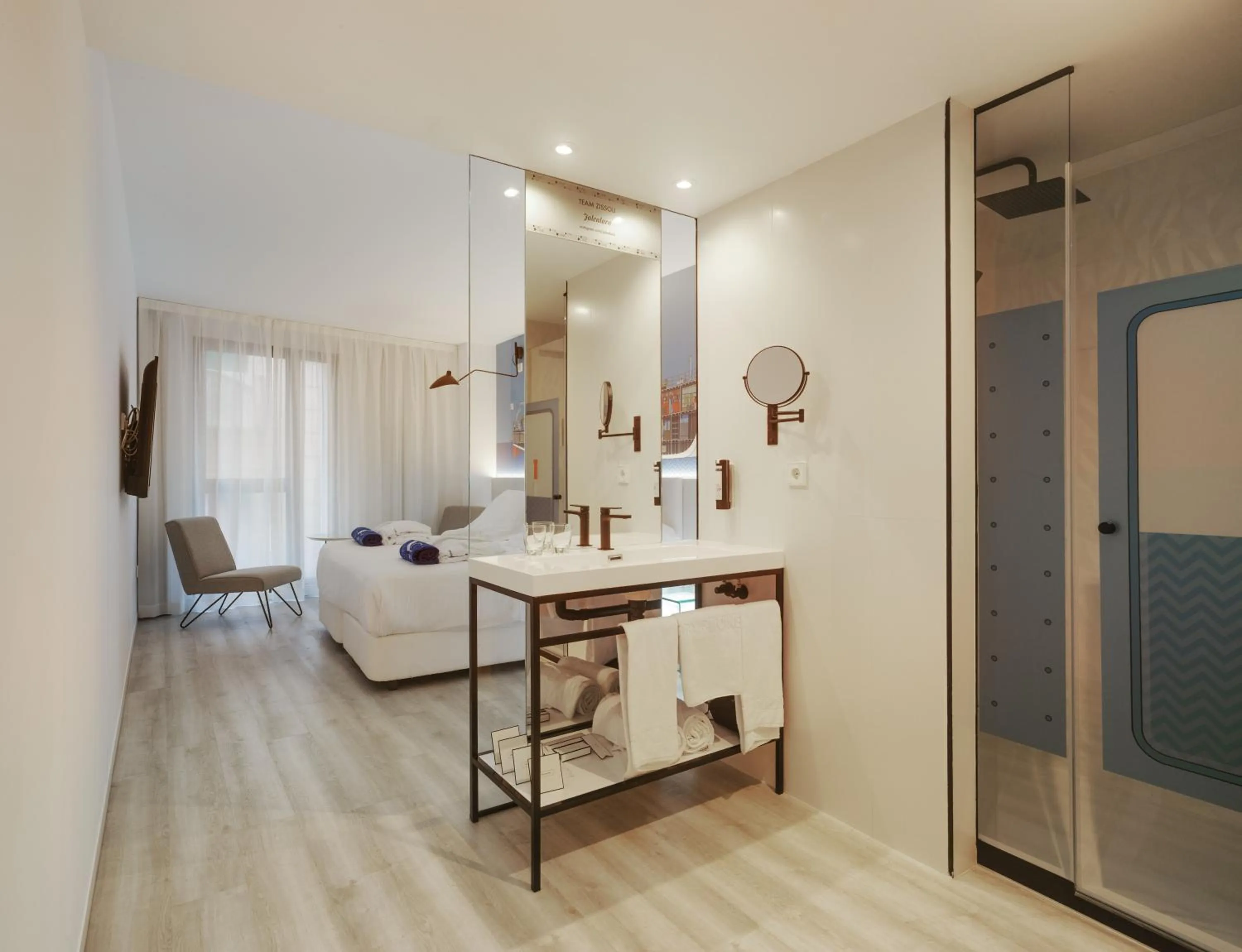 Bathroom, Bed in Dormirdcine Alicante