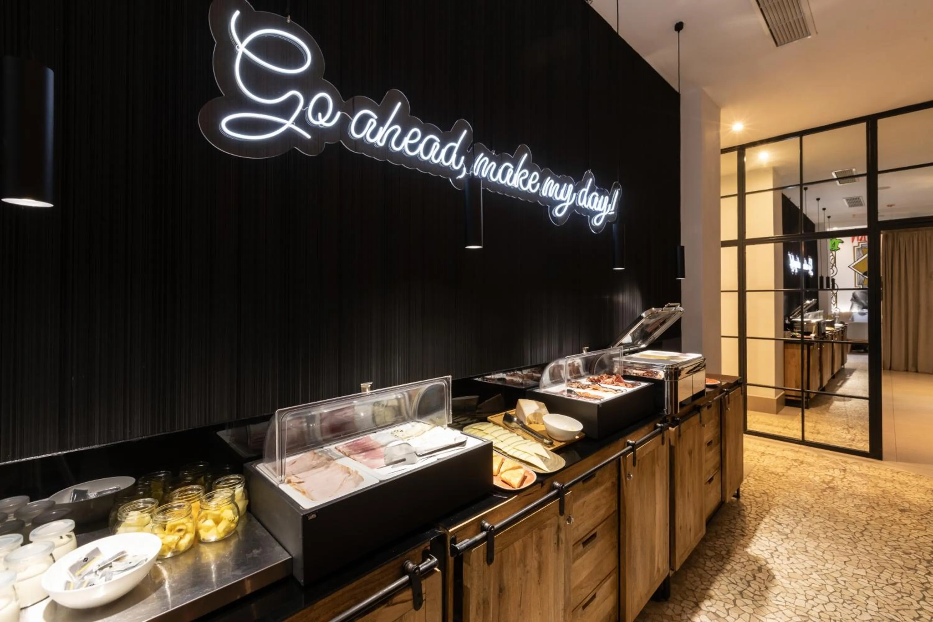 Buffet breakfast in Dormirdcine Alicante