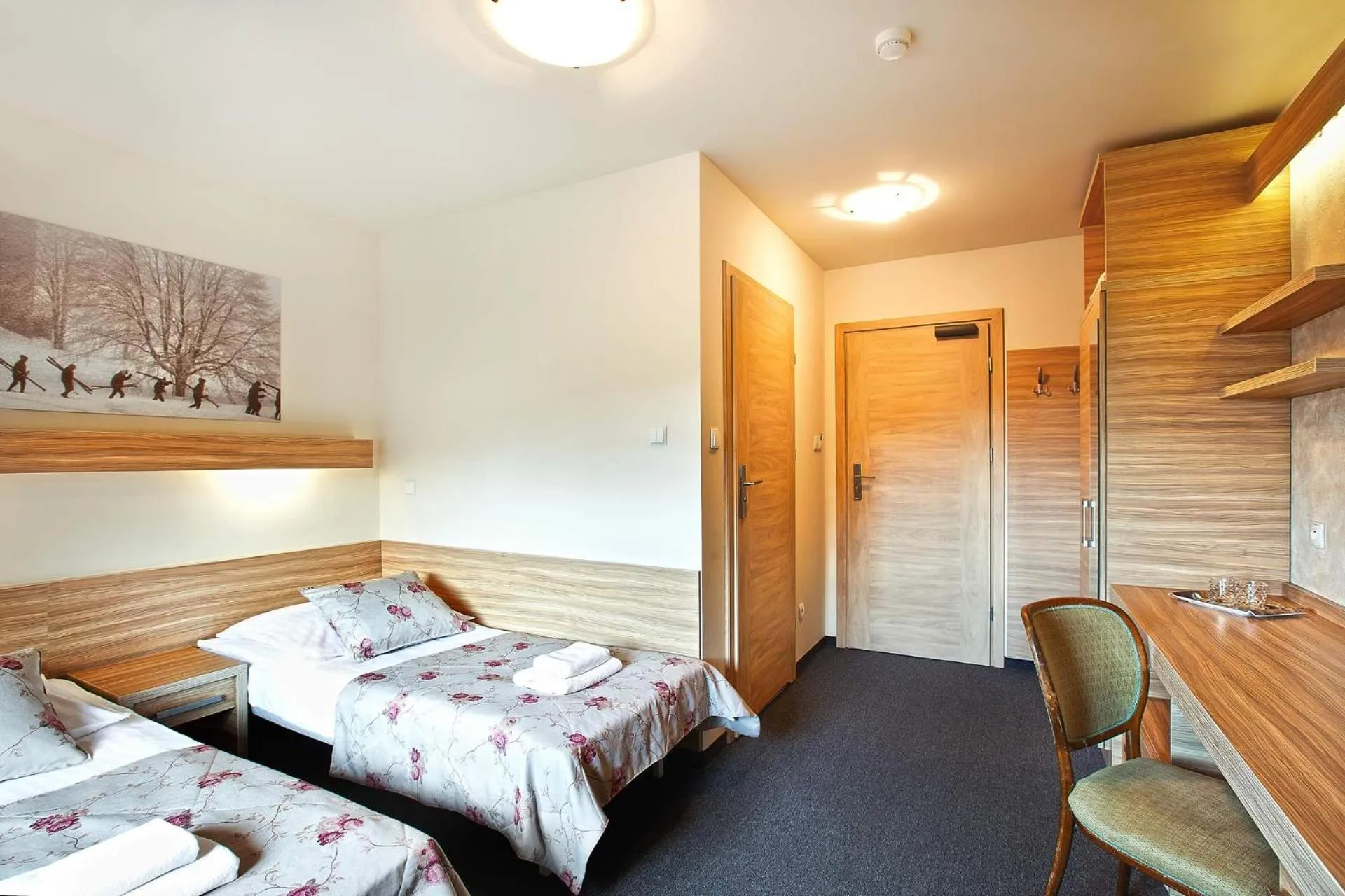 Photo of the whole room, Bed in Absolwent