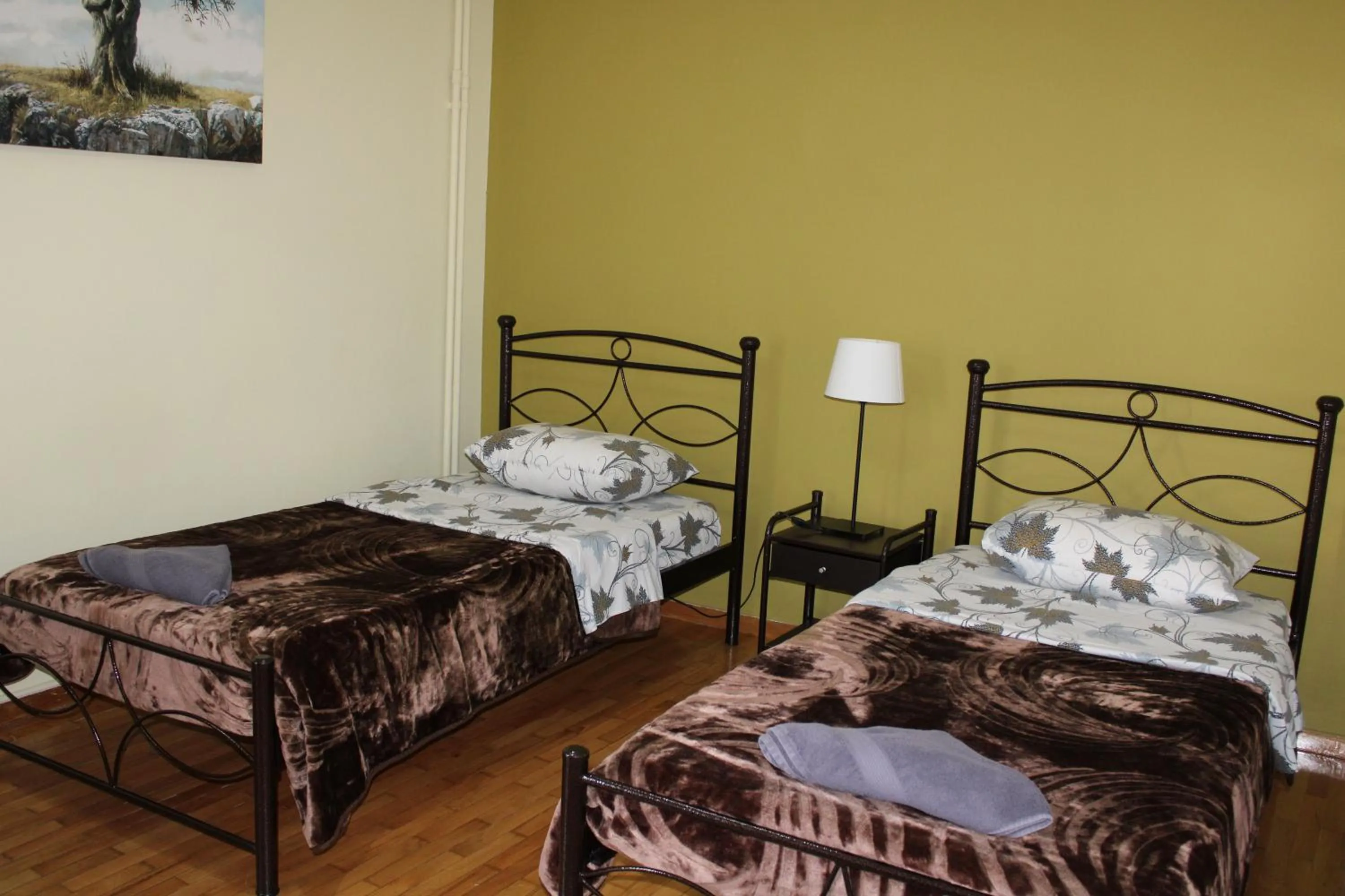 Photo of the whole room, Bed in Petaluda House 1