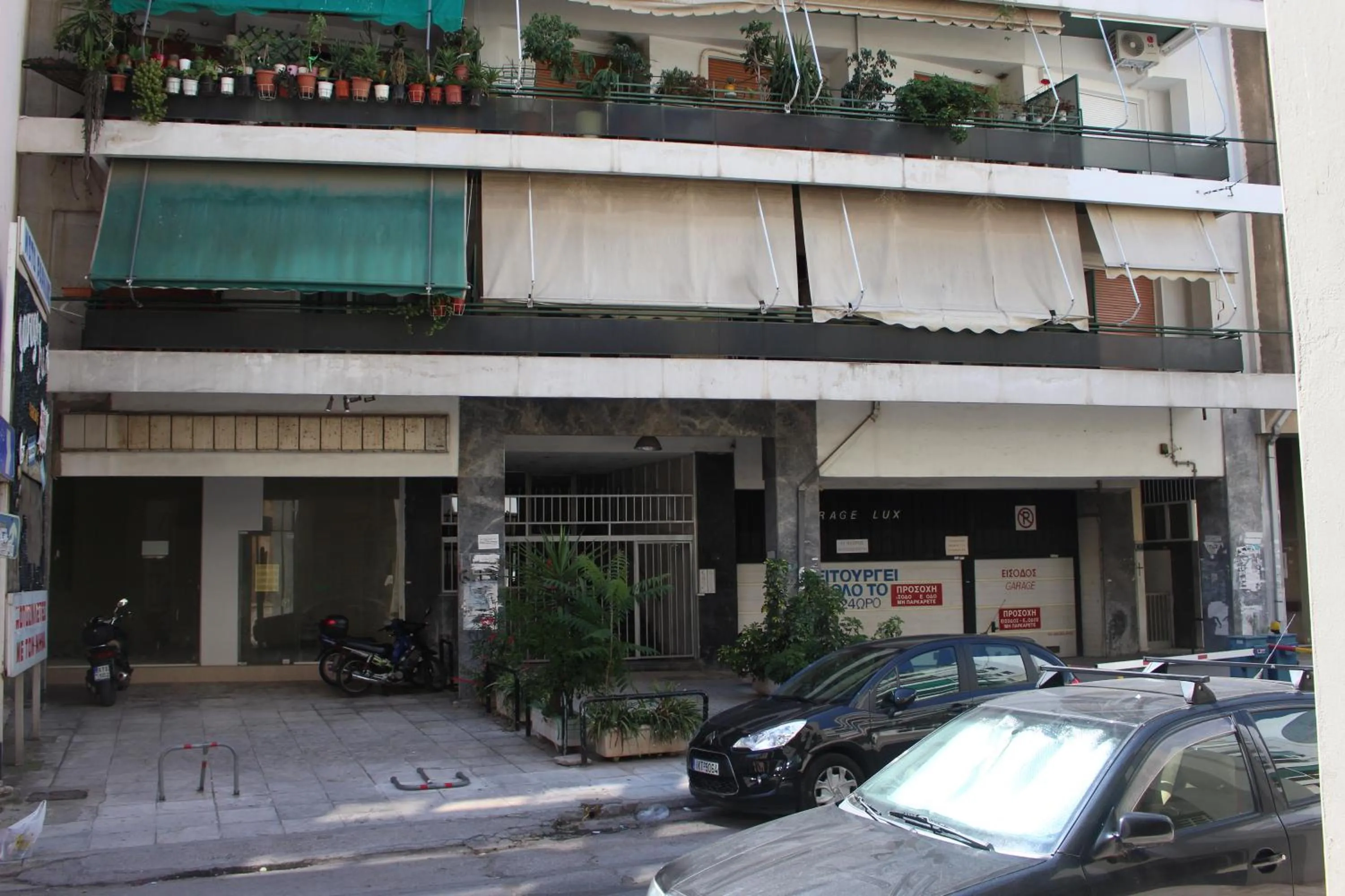 Facade/entrance in Petaluda House 1