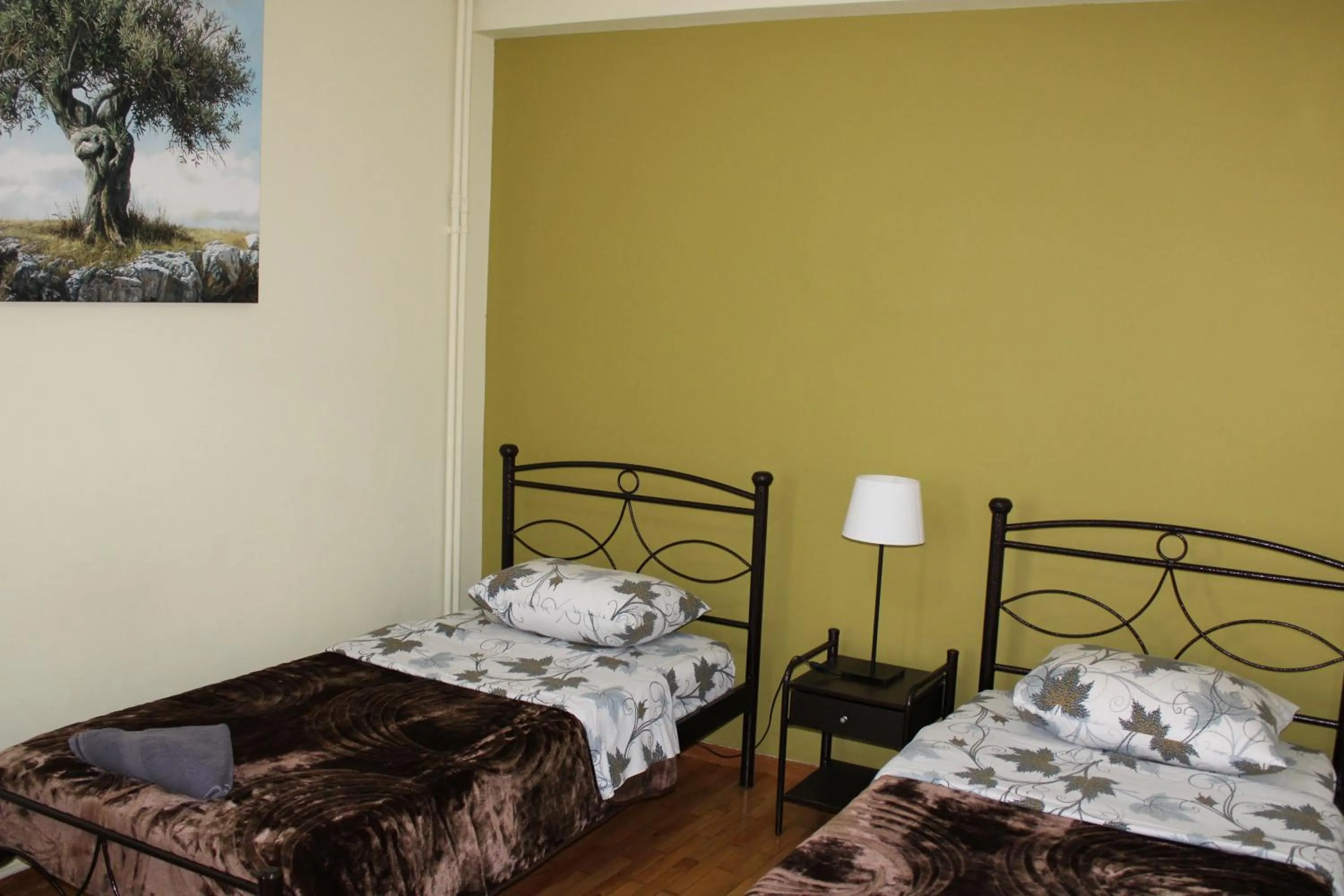 Photo of the whole room, Bed in Petaluda House 1