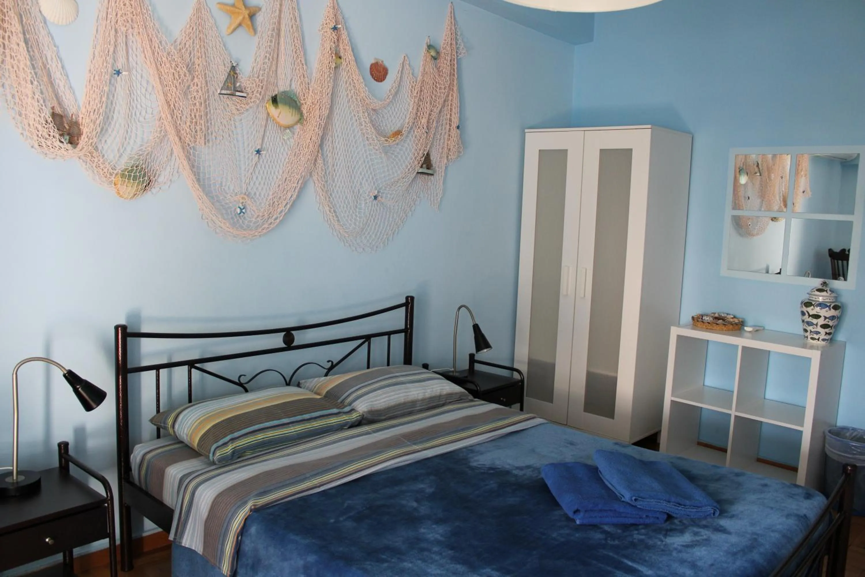 Photo of the whole room, Bed in Petaluda House 1