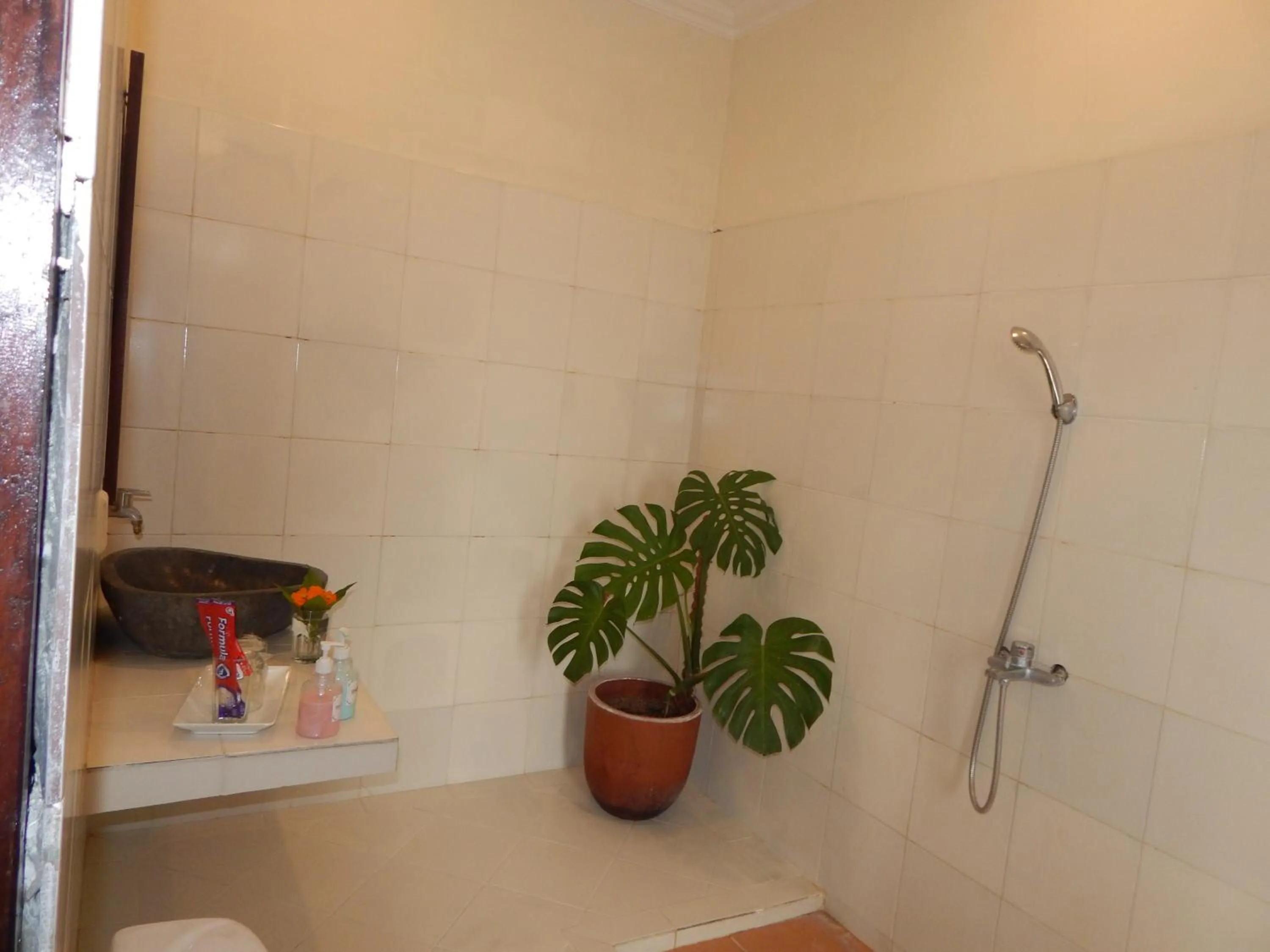 Bathroom in Rosella Cottages - Homestay - Yogyakarta