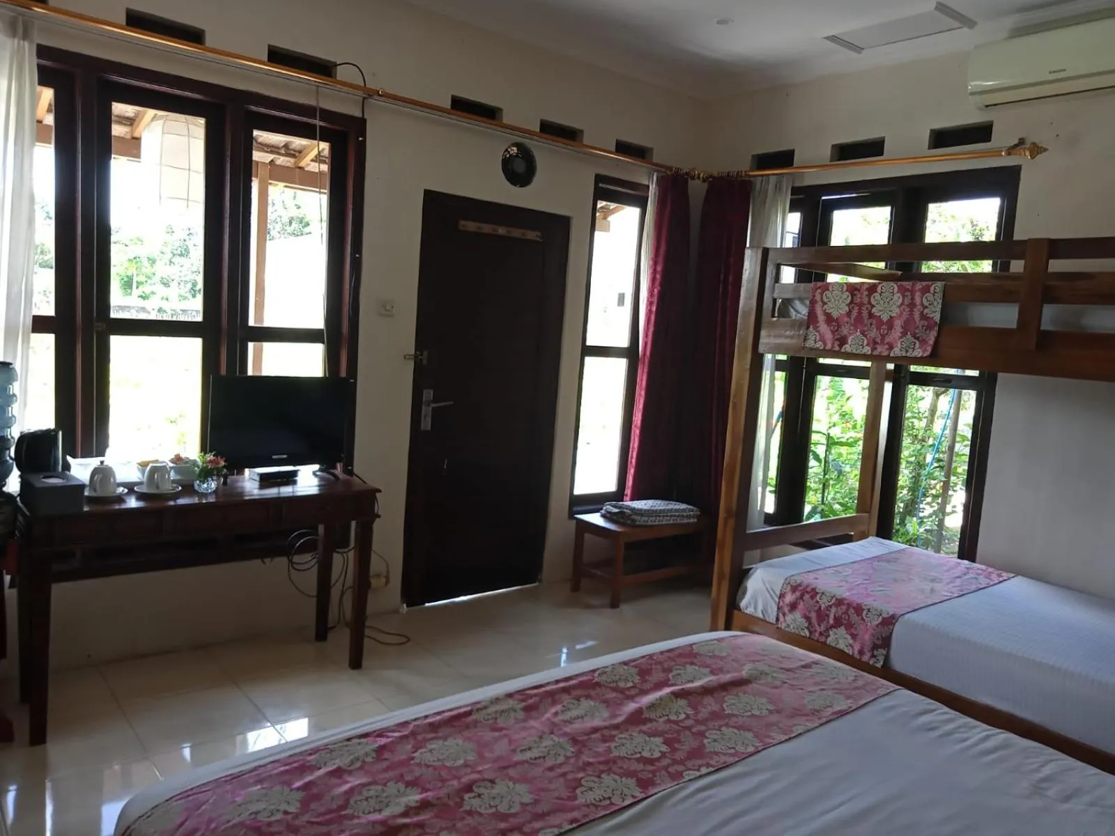 Bedroom, Bed in Rosella Cottages - Homestay - Yogyakarta