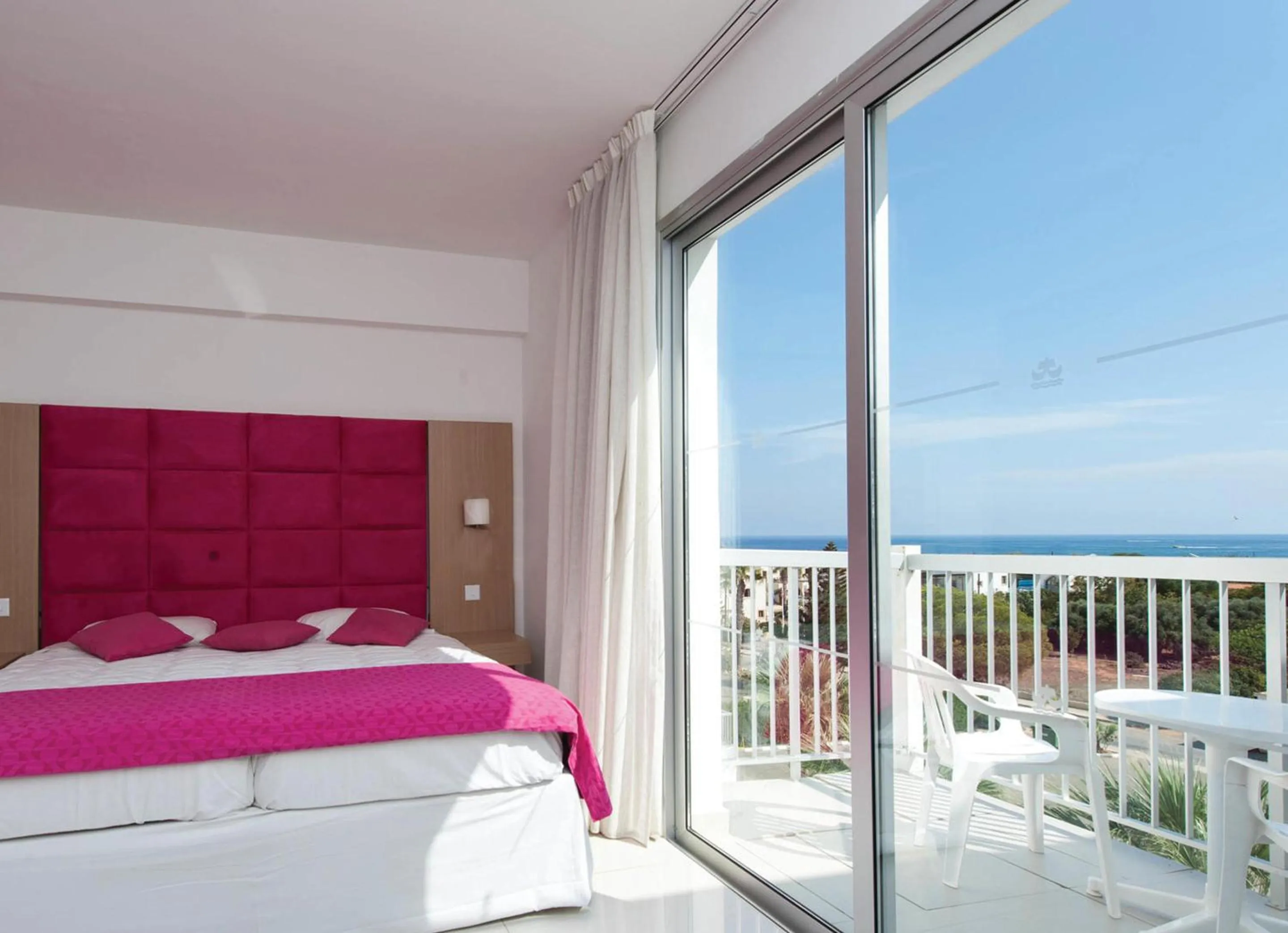 Bed in Marlita Beach Hotel Apartments