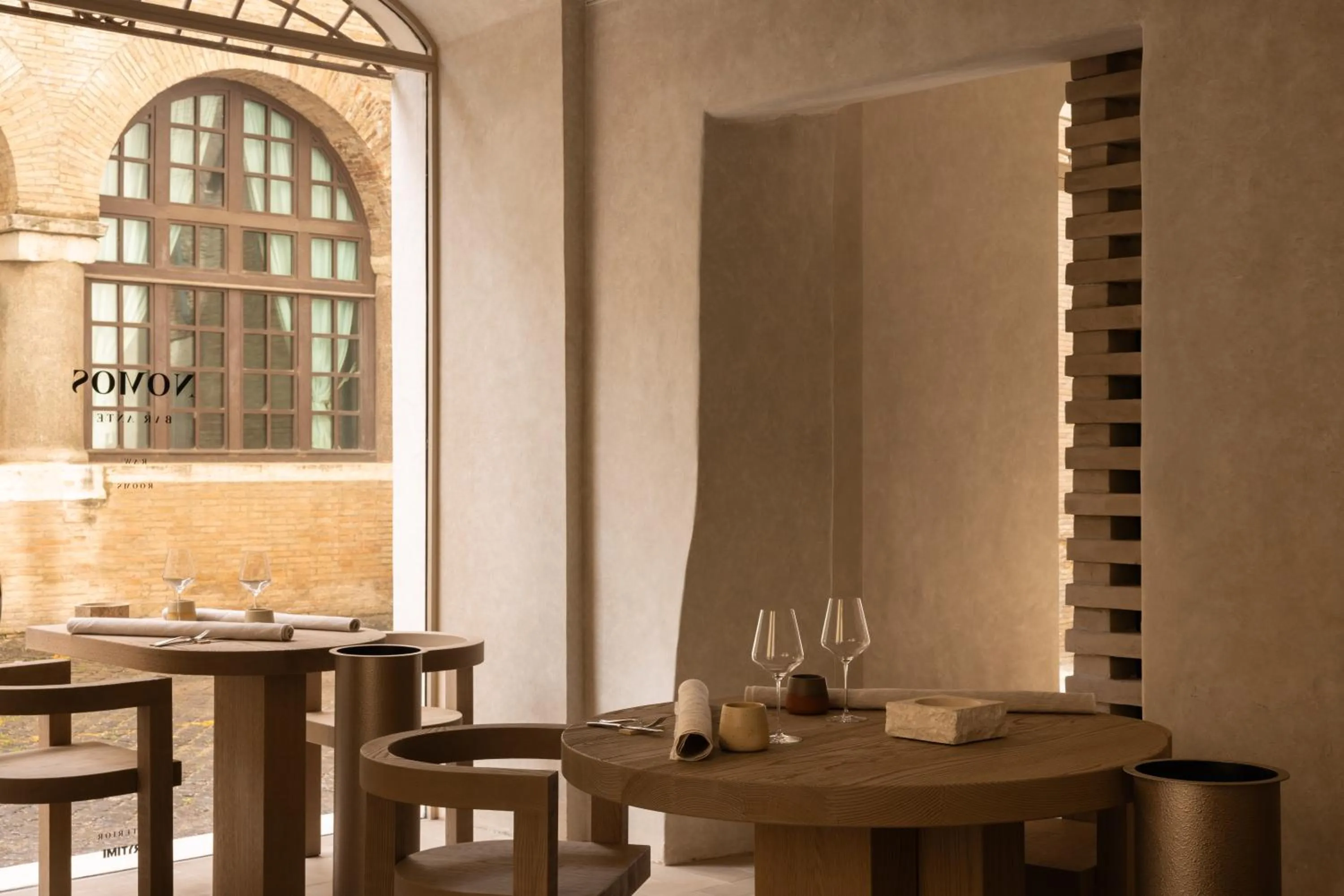 Restaurant/places to eat in Nomos Hotel