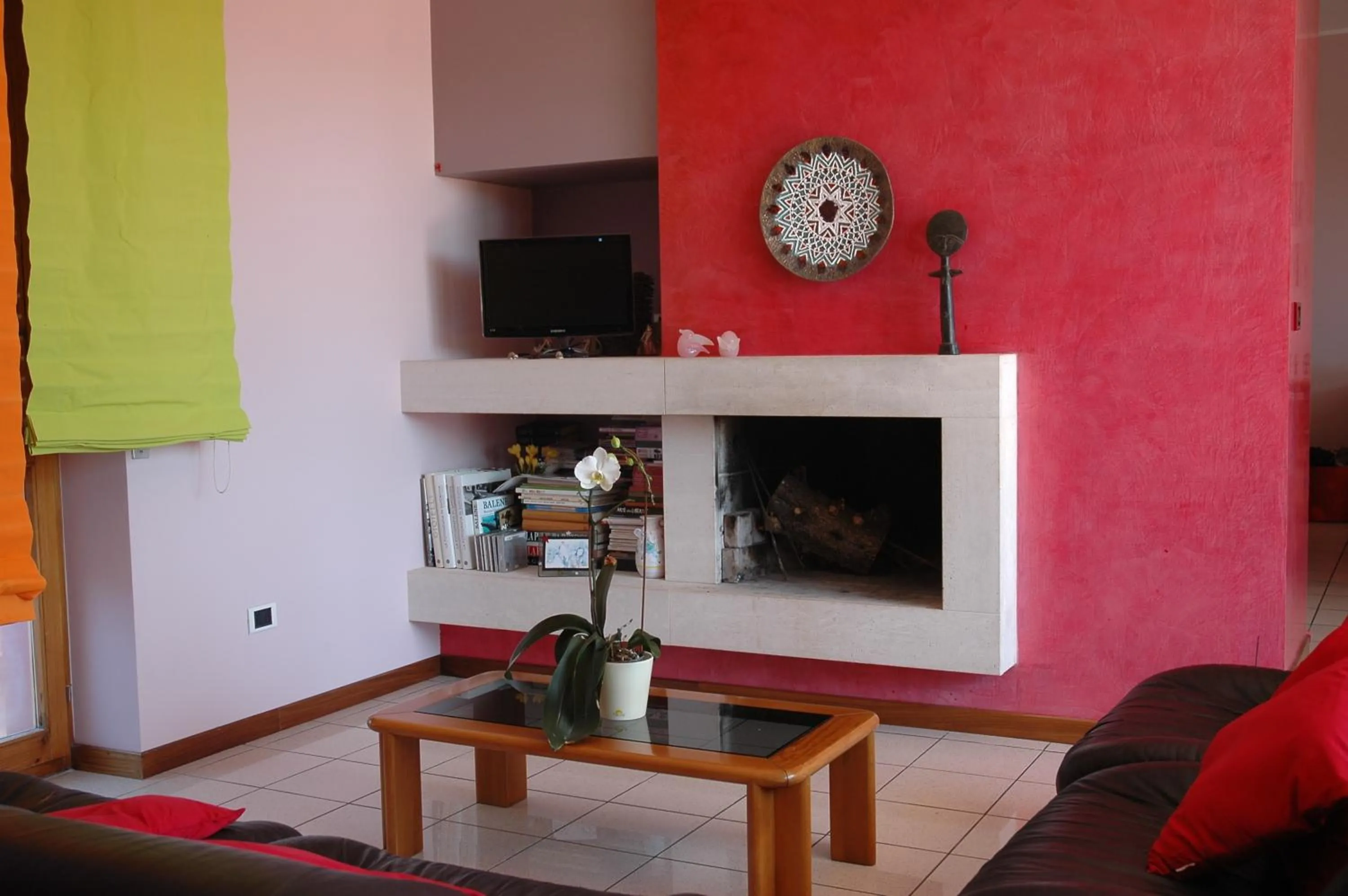 Communal lounge/ TV room in Liana Guest House