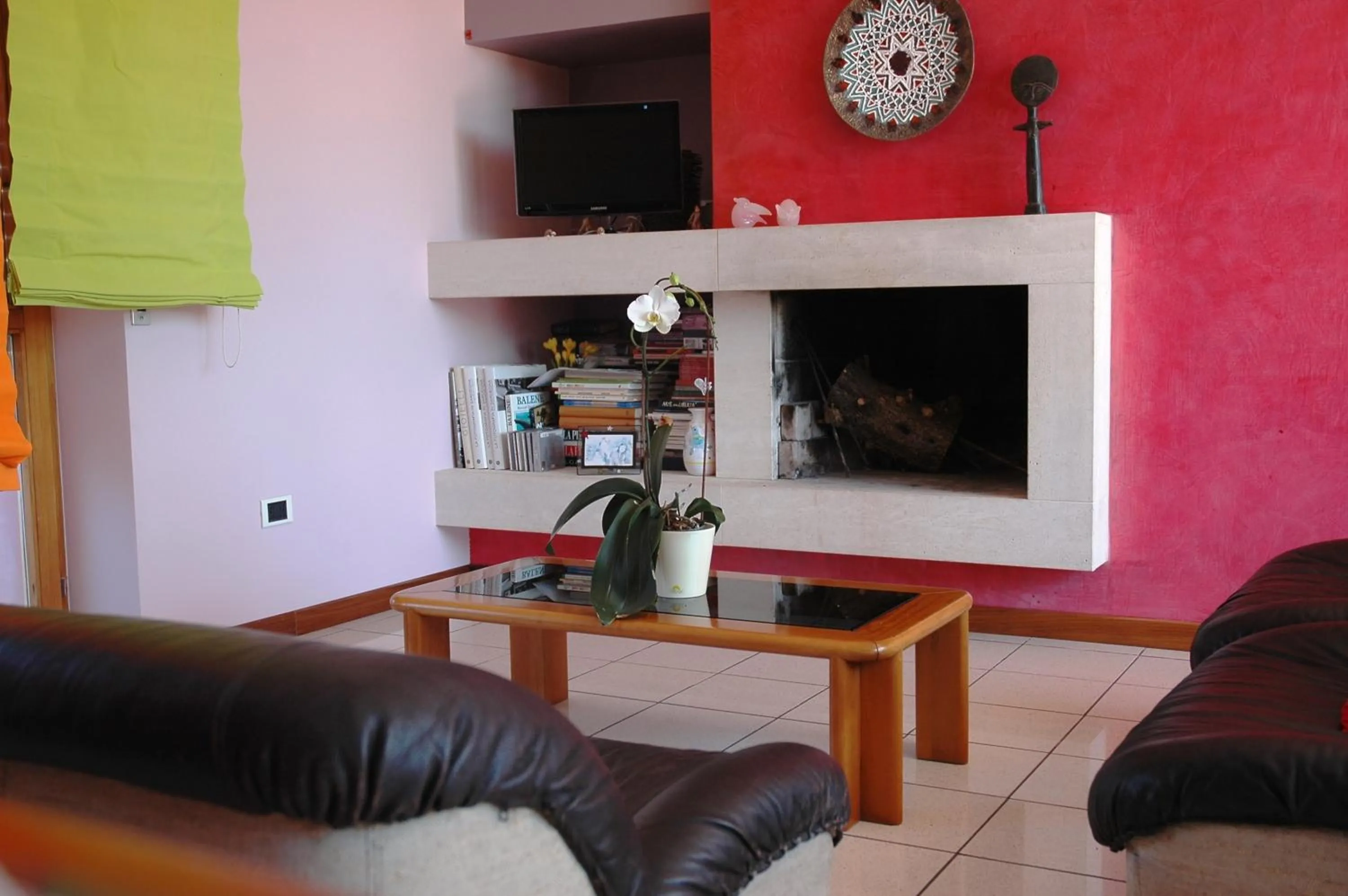 Communal lounge/ TV room in Liana Guest House