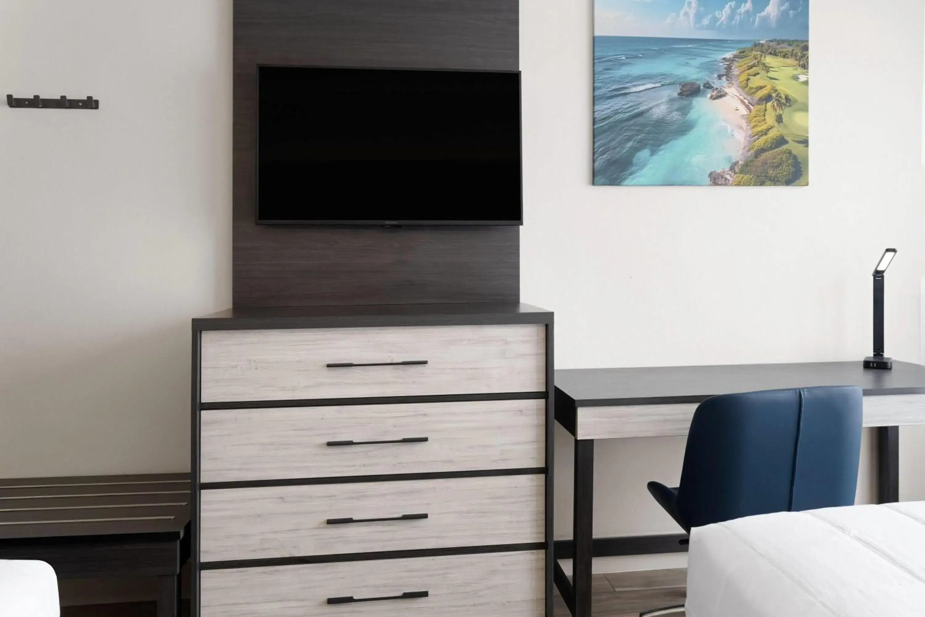 Photo of the whole room in Baymont by Wyndham Williamsburg I-64 Photo of the whole room in Baymont by Wyndham Williamsburg I-64