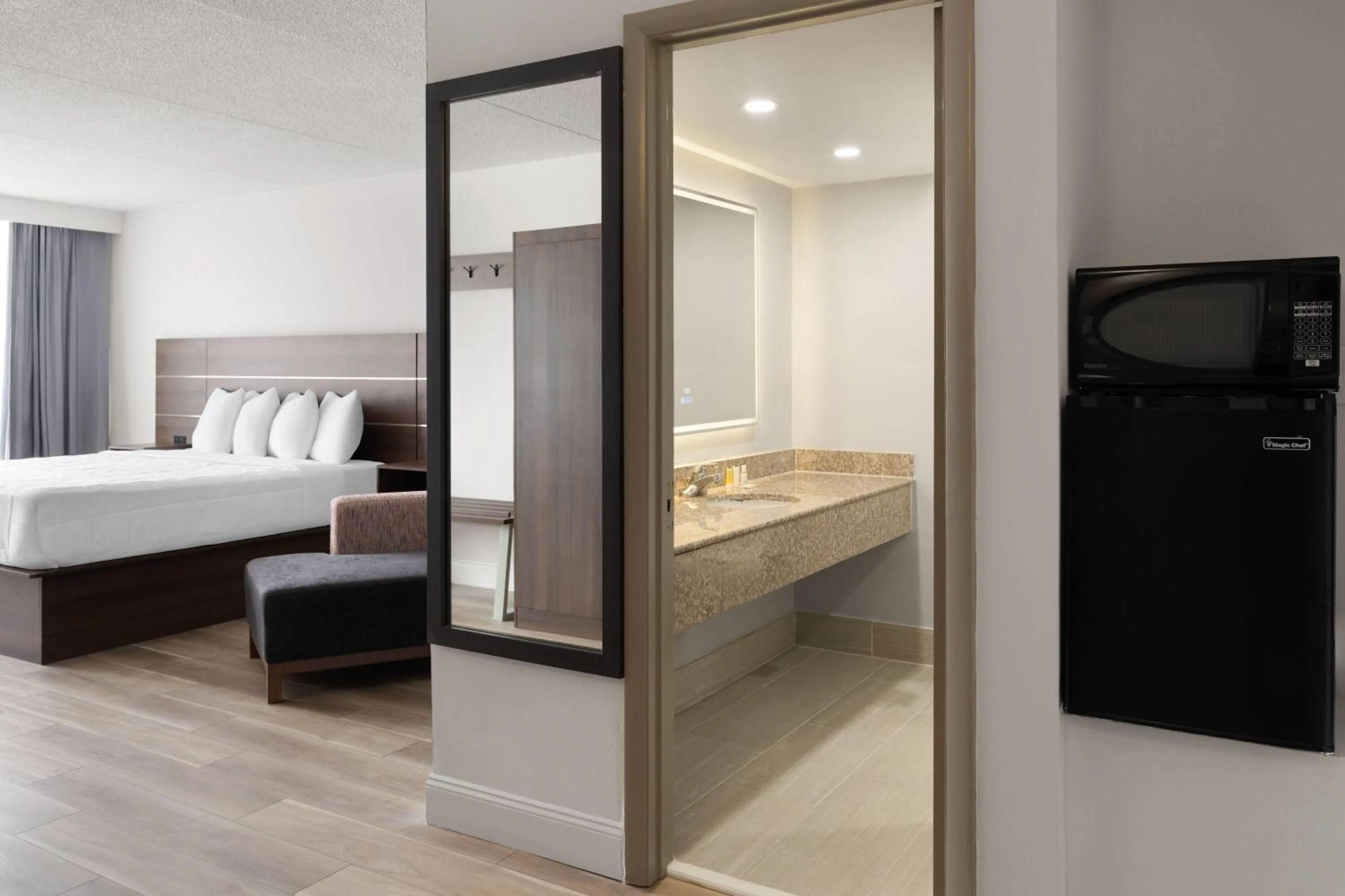 Photo of the whole room, Bed in Baymont by Wyndham Williamsburg I-64