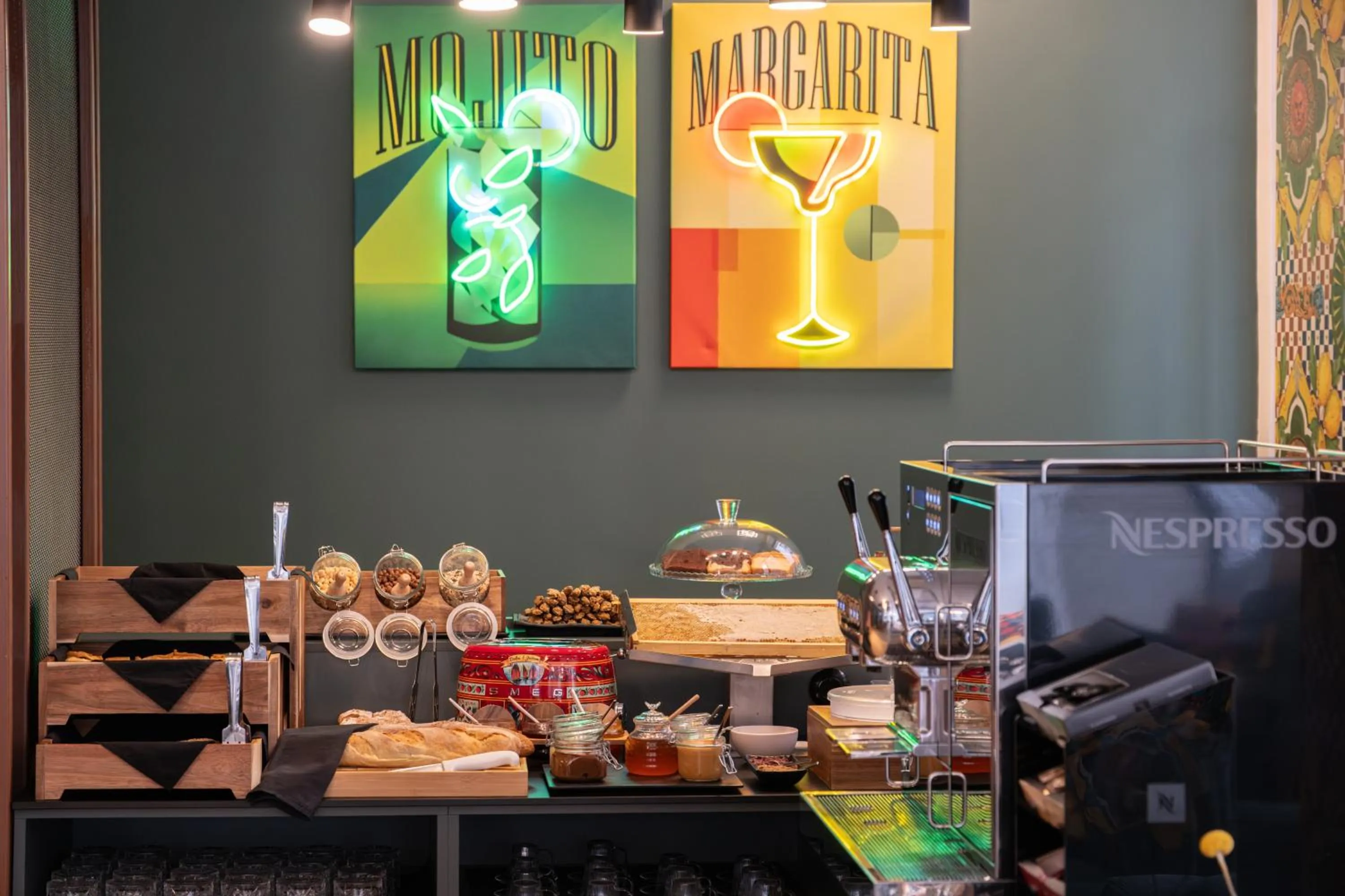 Coffee/tea facilities in Athens Retro