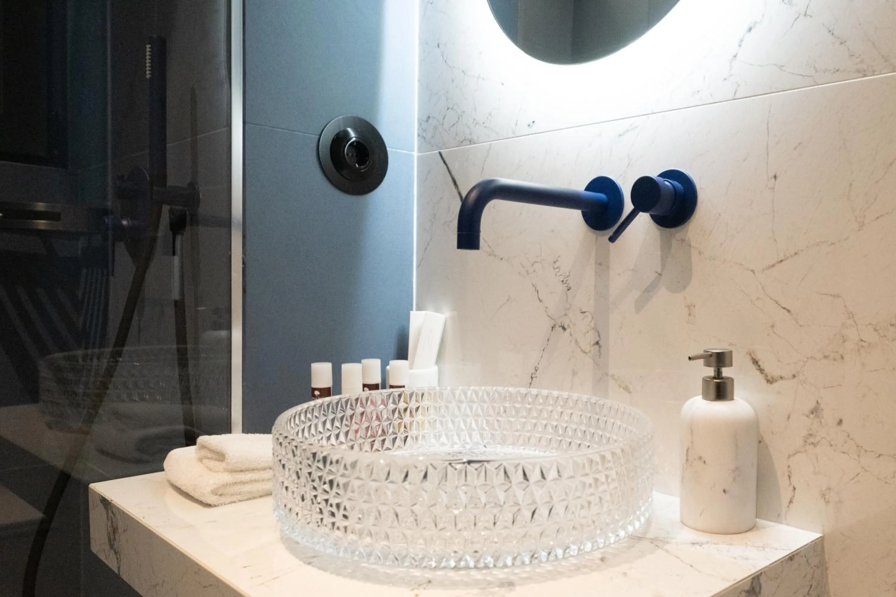 Bathroom in Athens Retro