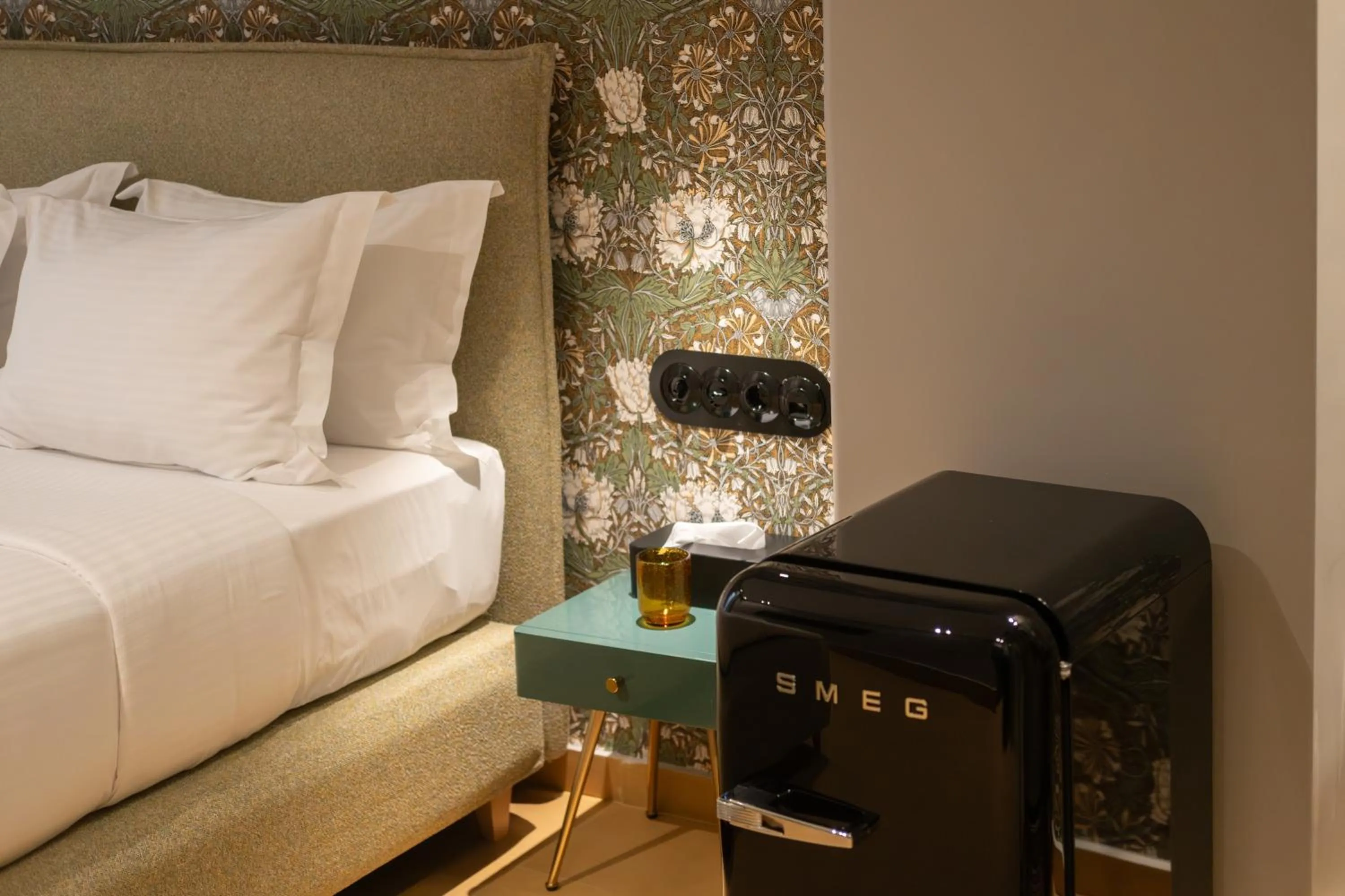 Facility for disabled guests, Bed in Athens Retro