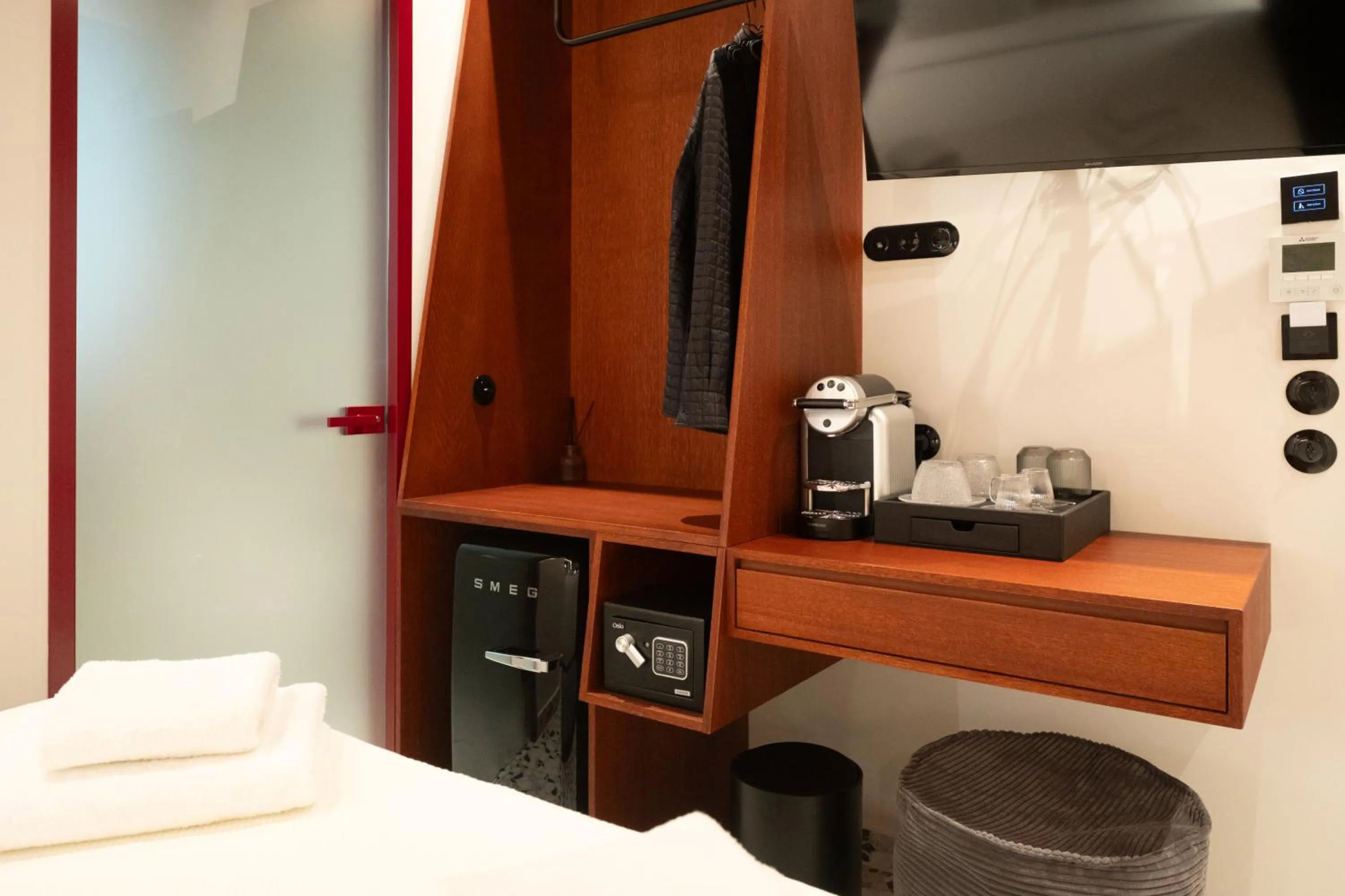 Bathroom, Bed in Athens Retro