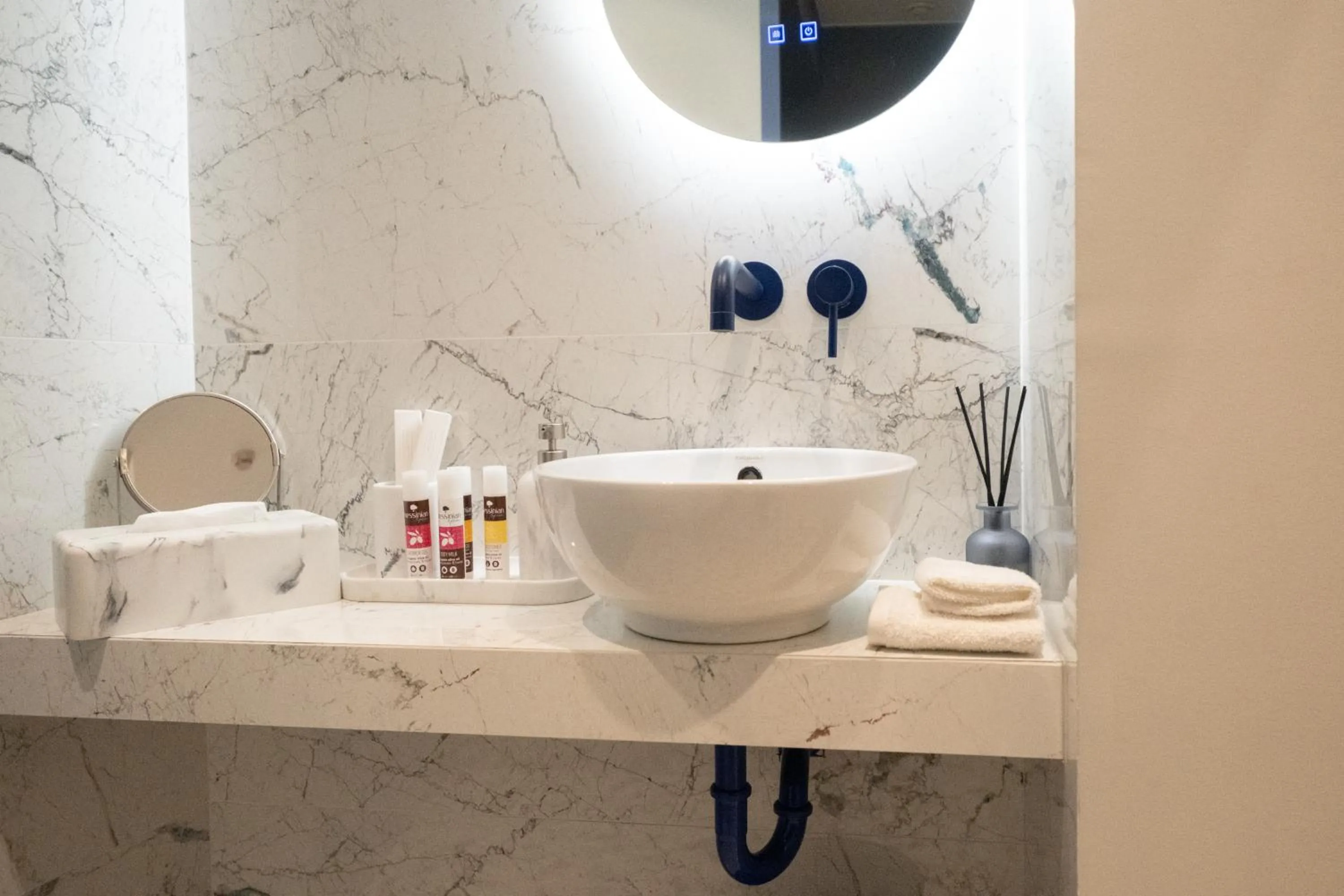 Bathroom in Athens Retro