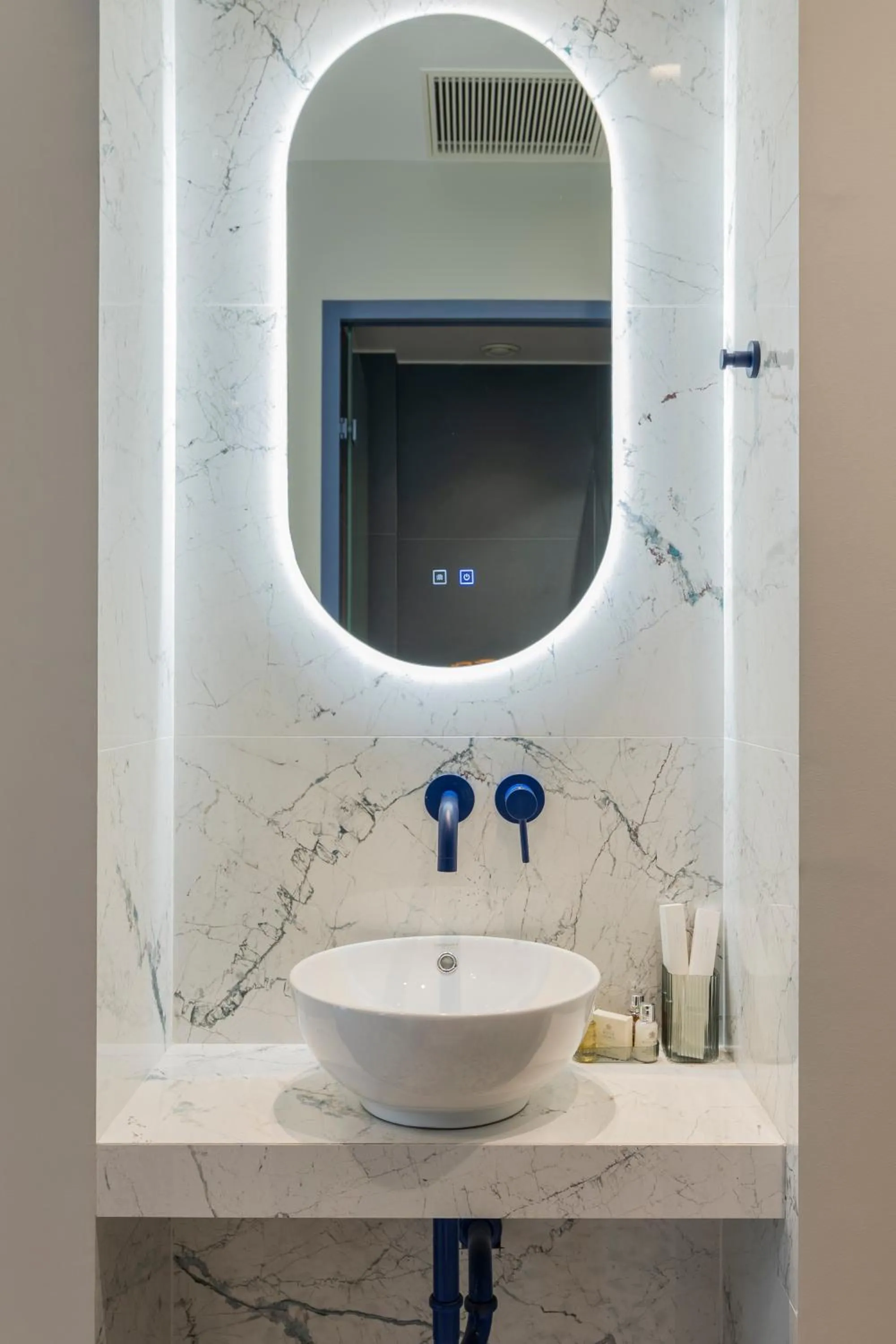 Bathroom in Athens Retro