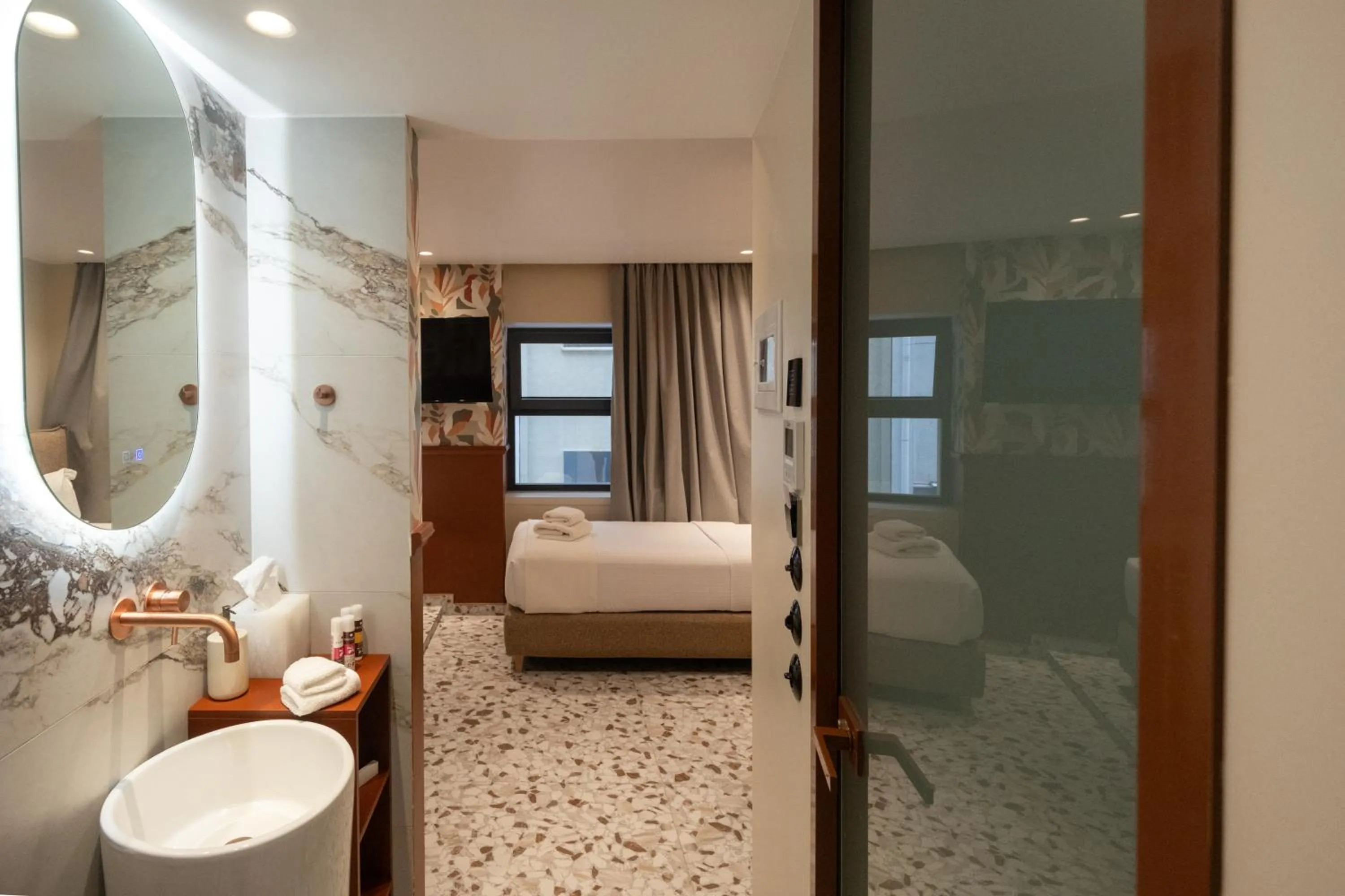 Photo of the whole room, Bed in Athens Retro