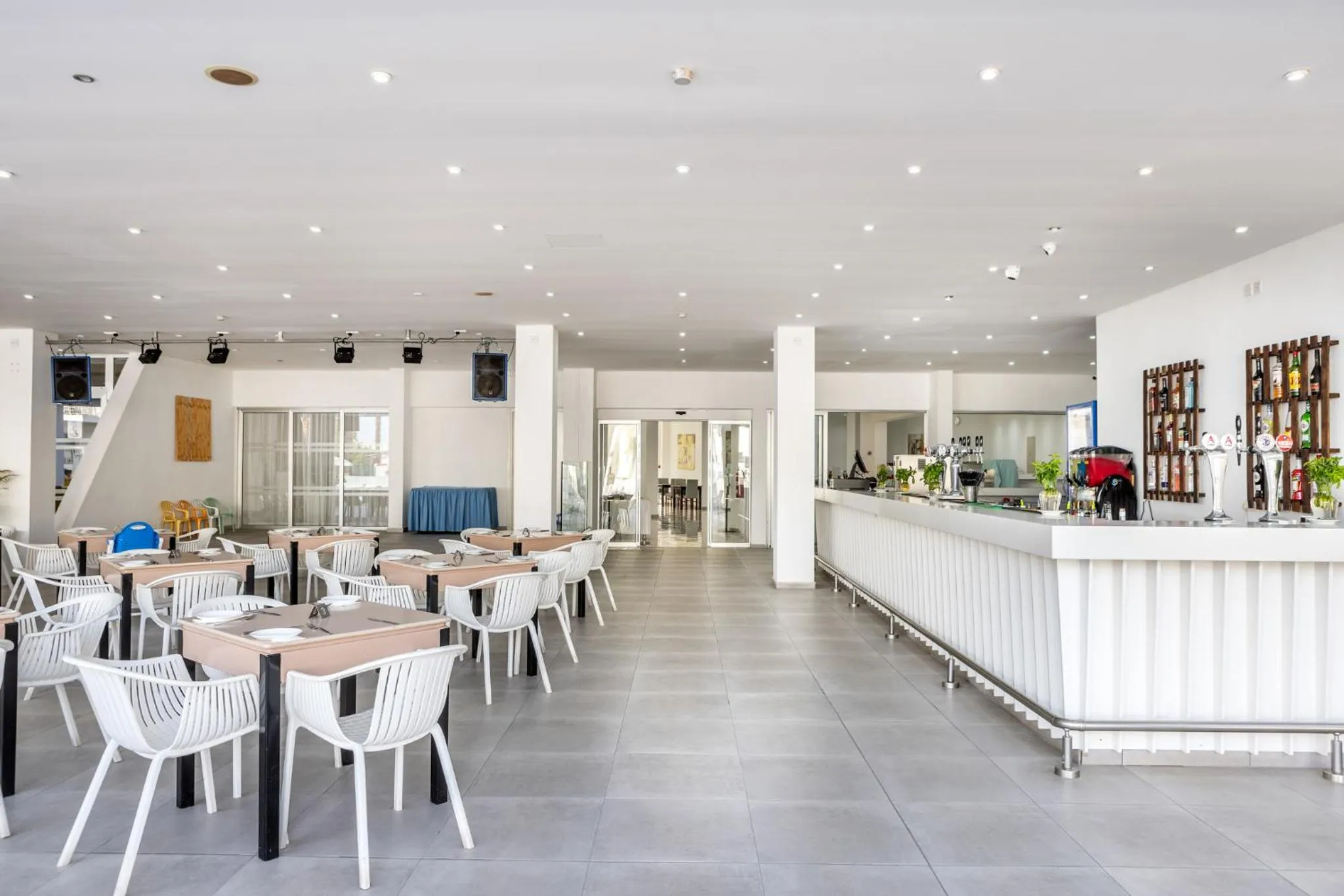 Restaurant/places to eat in Papantonia Hotel