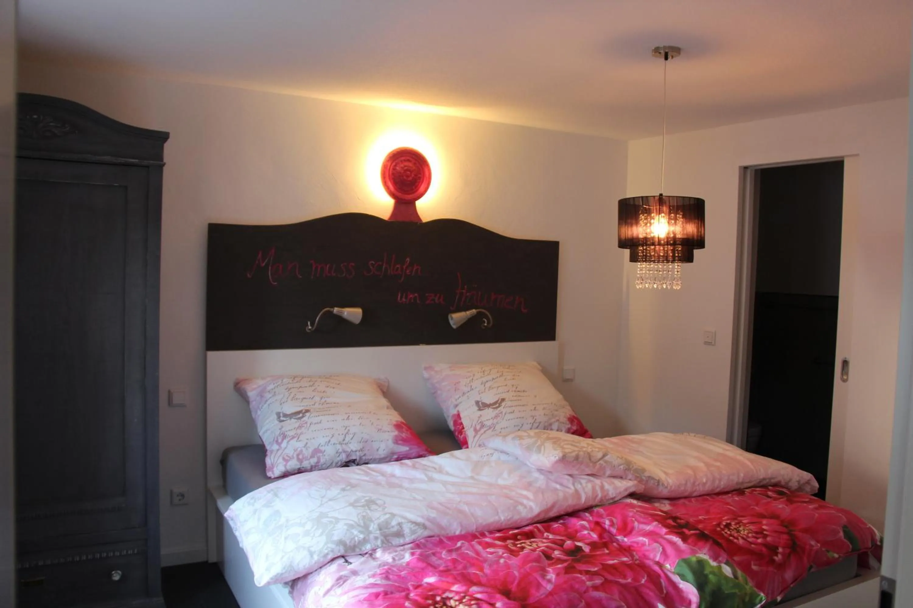 Photo of the whole room, Bed in Sallinghaus