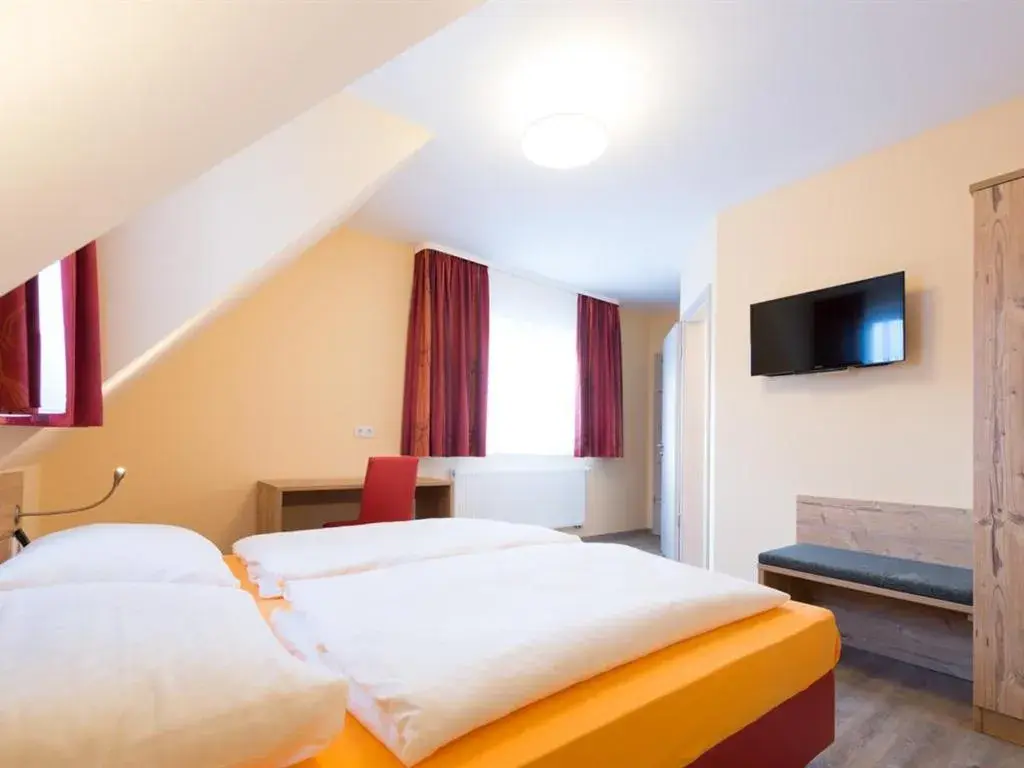 Bedroom, Bed in Landgasthof Schwarzes Roß Bedroom, Bed in Landgasthof Schwarzes Roß