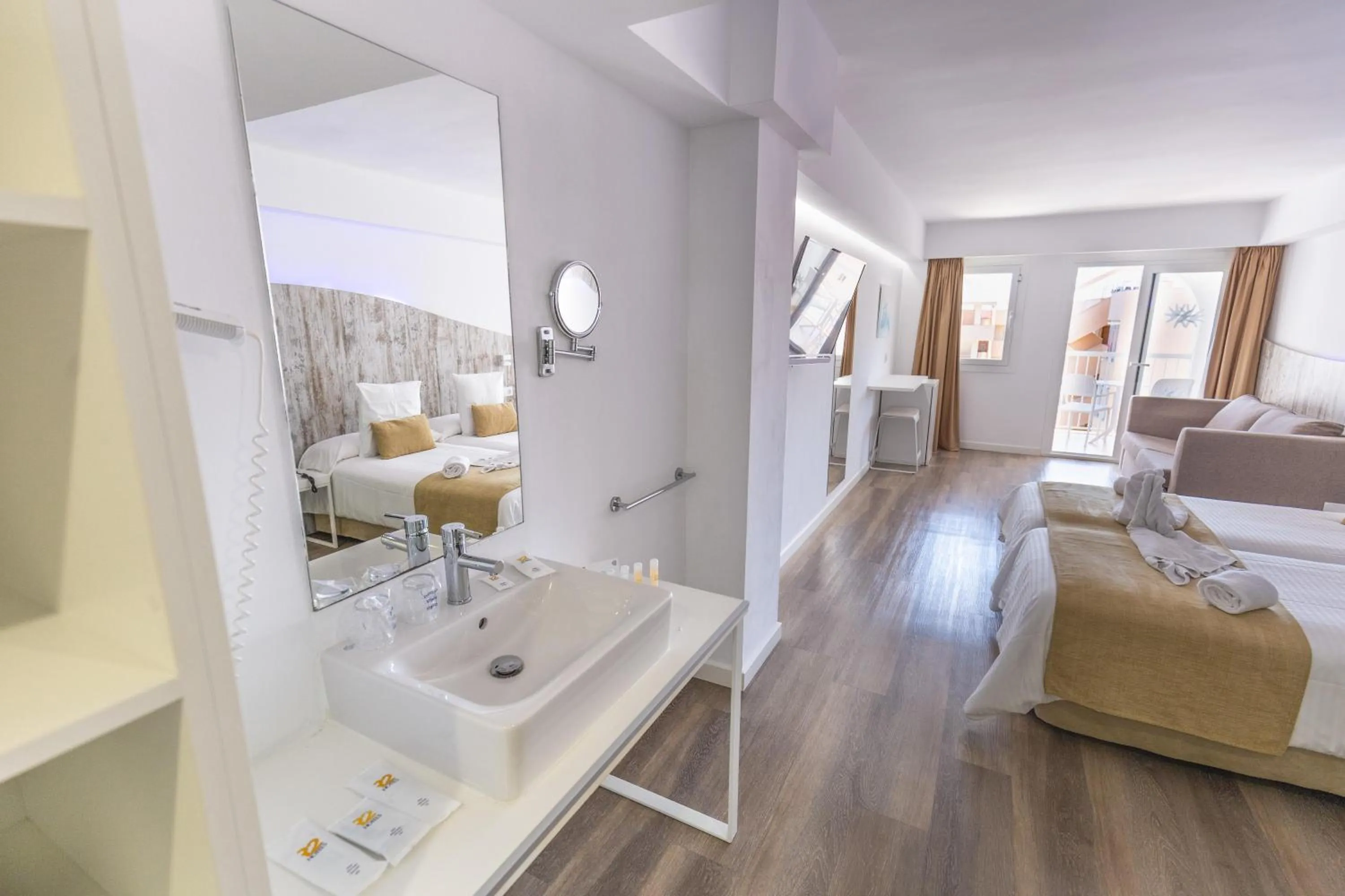 Bathroom, Bed in BQ Cala Ratjada