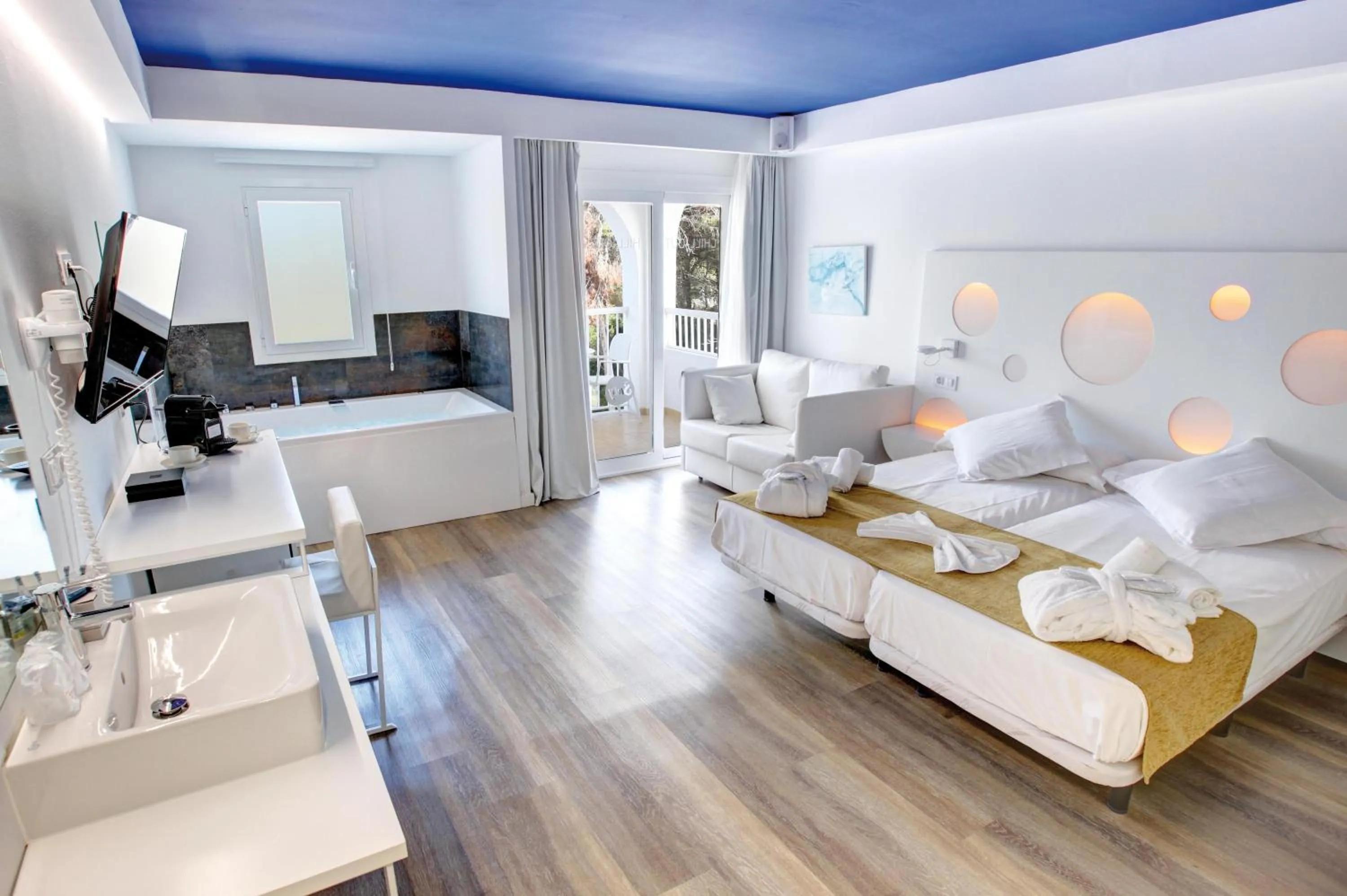 Photo of the whole room, Bed in BQ Cala Ratjada