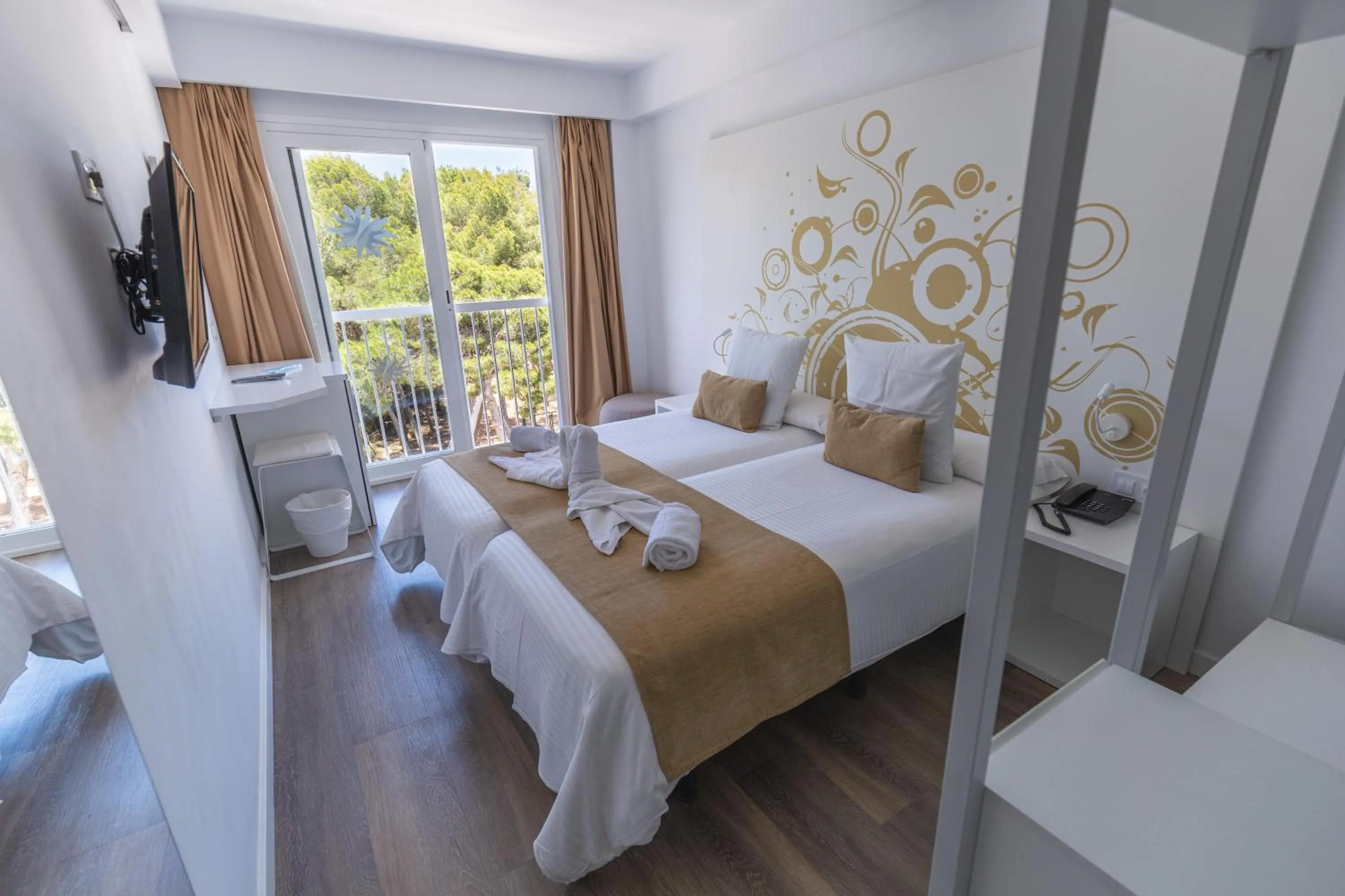 Photo of the whole room, Bed in BQ Cala Ratjada