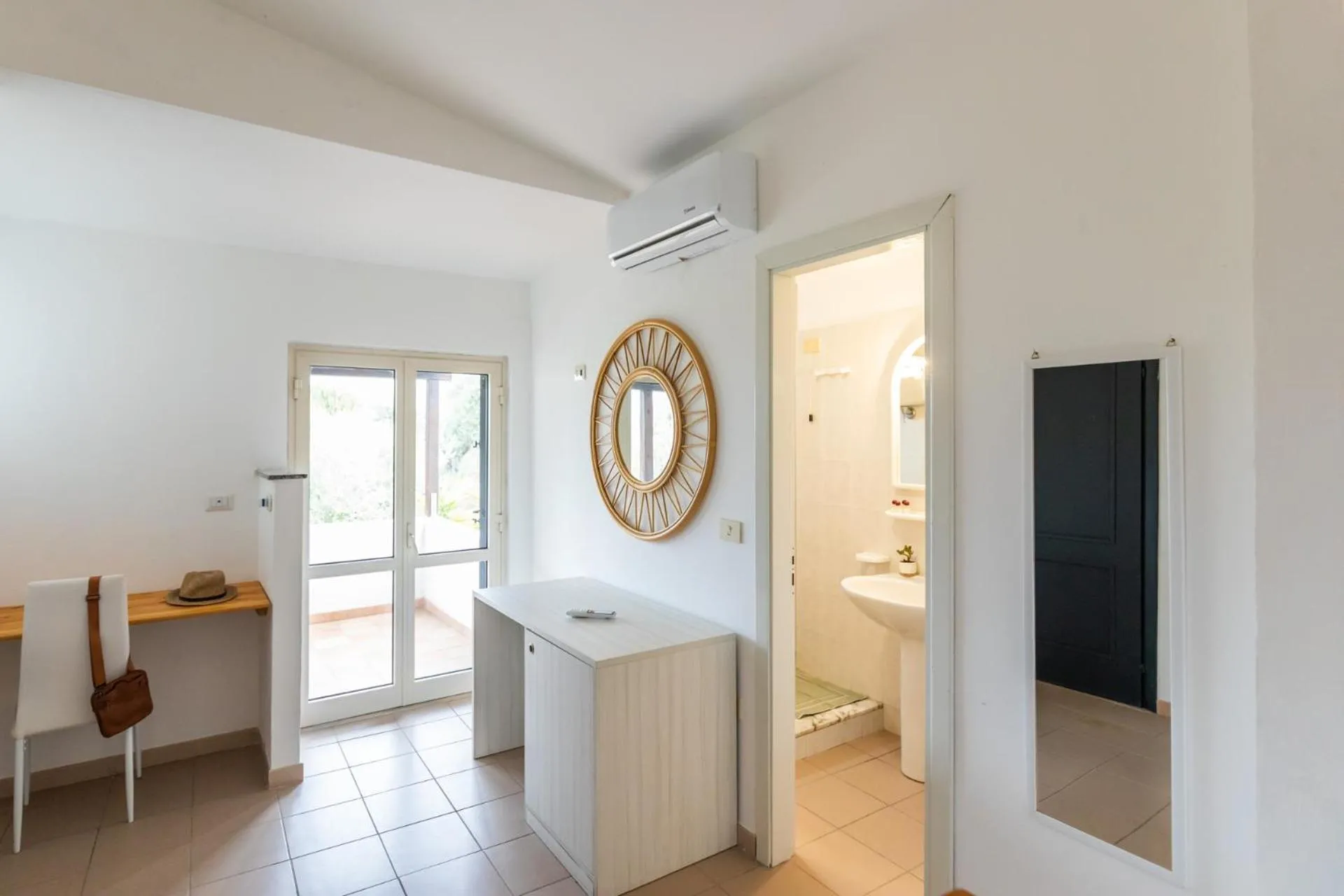 Photo of the whole room in La Meridiana