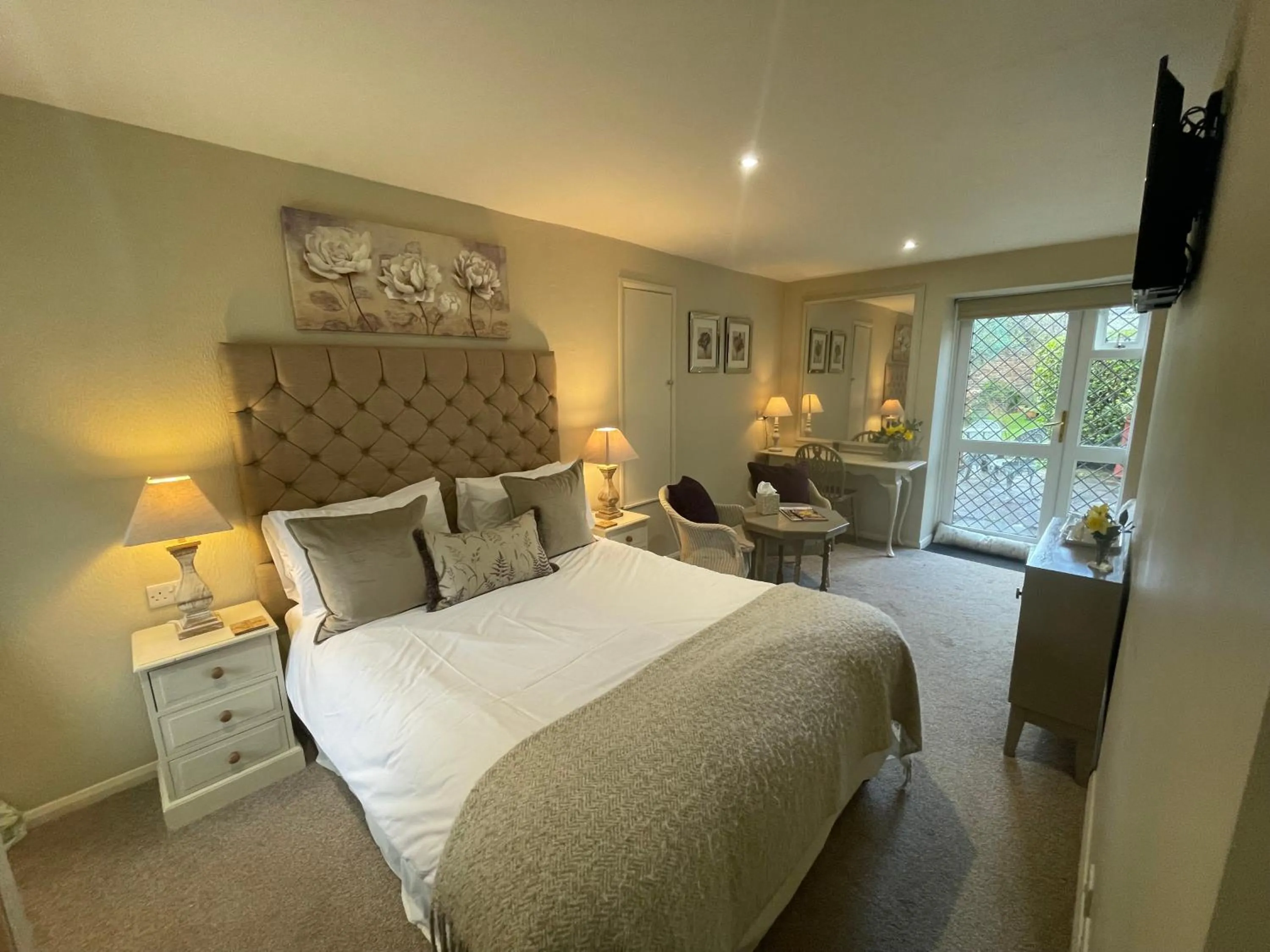 Photo of the whole room, Bed in The Old Forge
