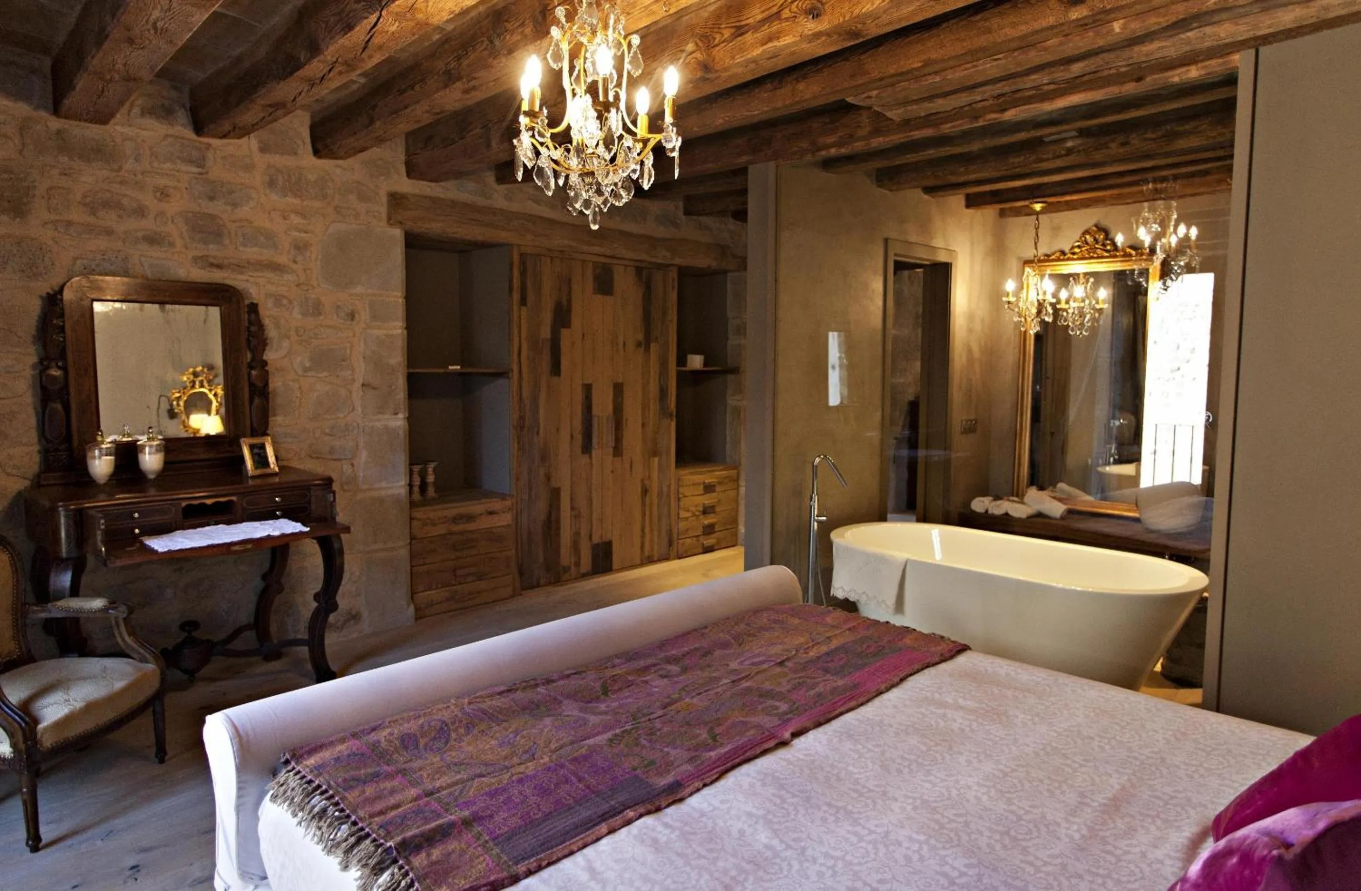 Bathroom, Bed in La Vella Farga Hotel