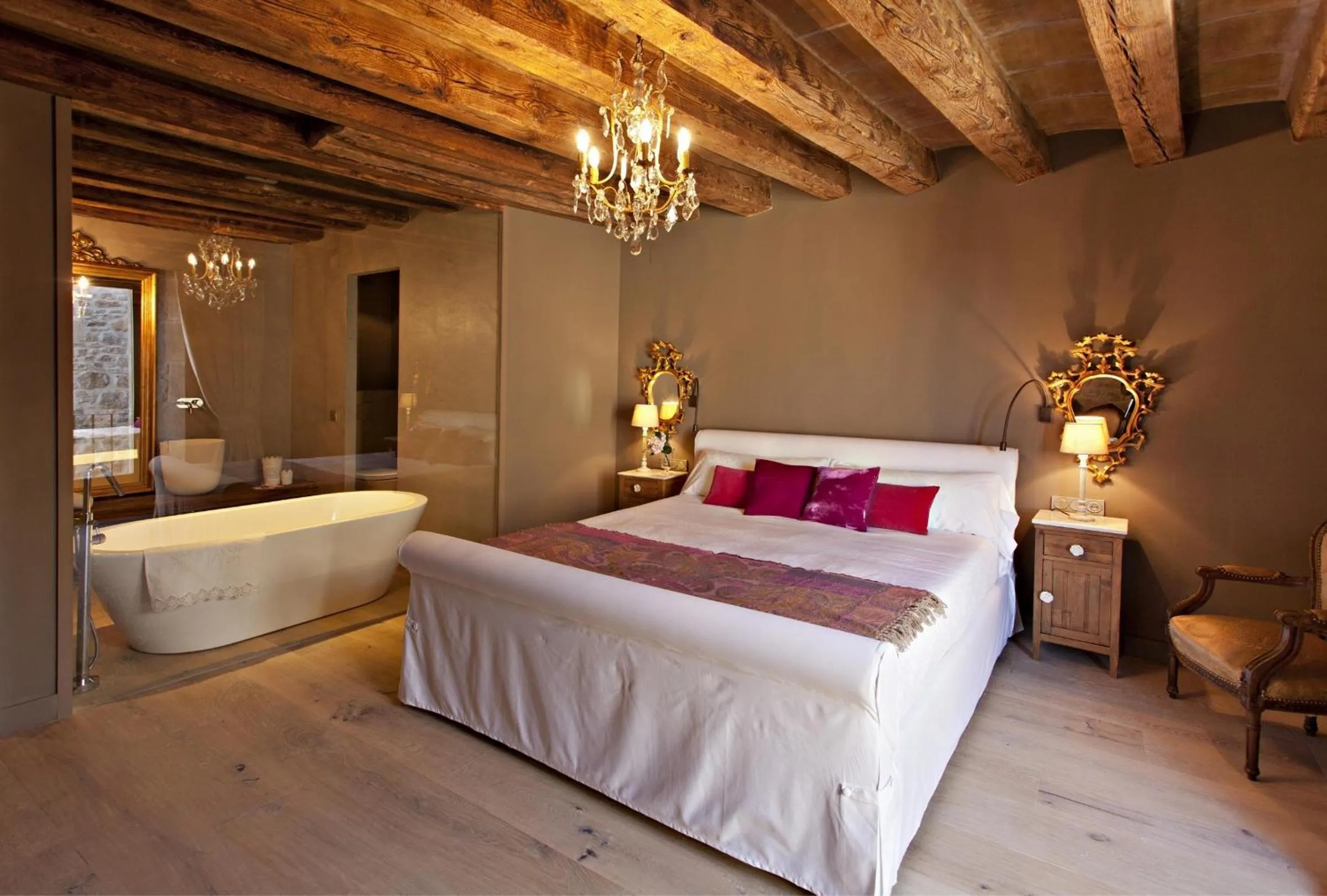 Photo of the whole room, Bed in La Vella Farga Hotel