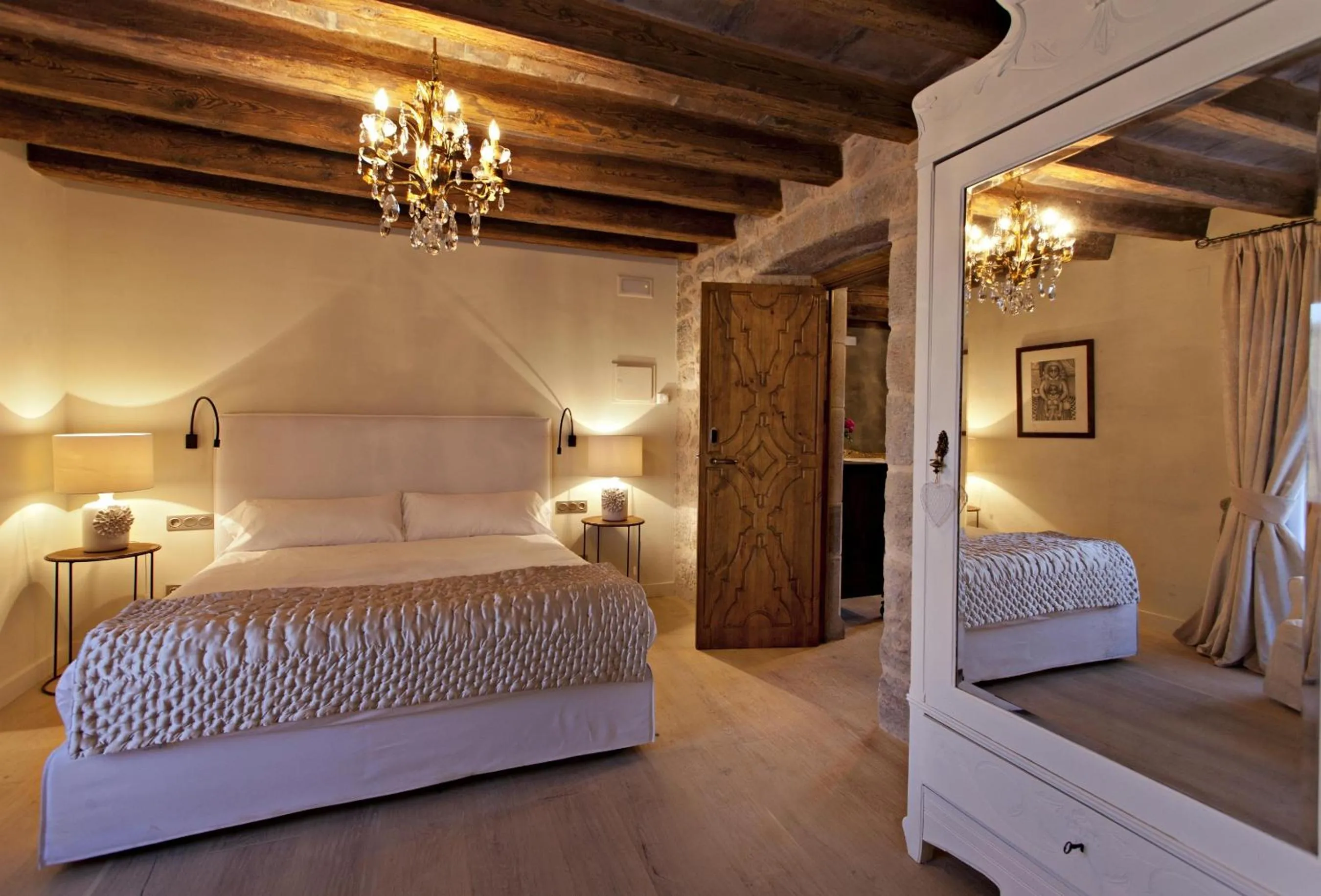 Photo of the whole room, Bed in La Vella Farga Hotel