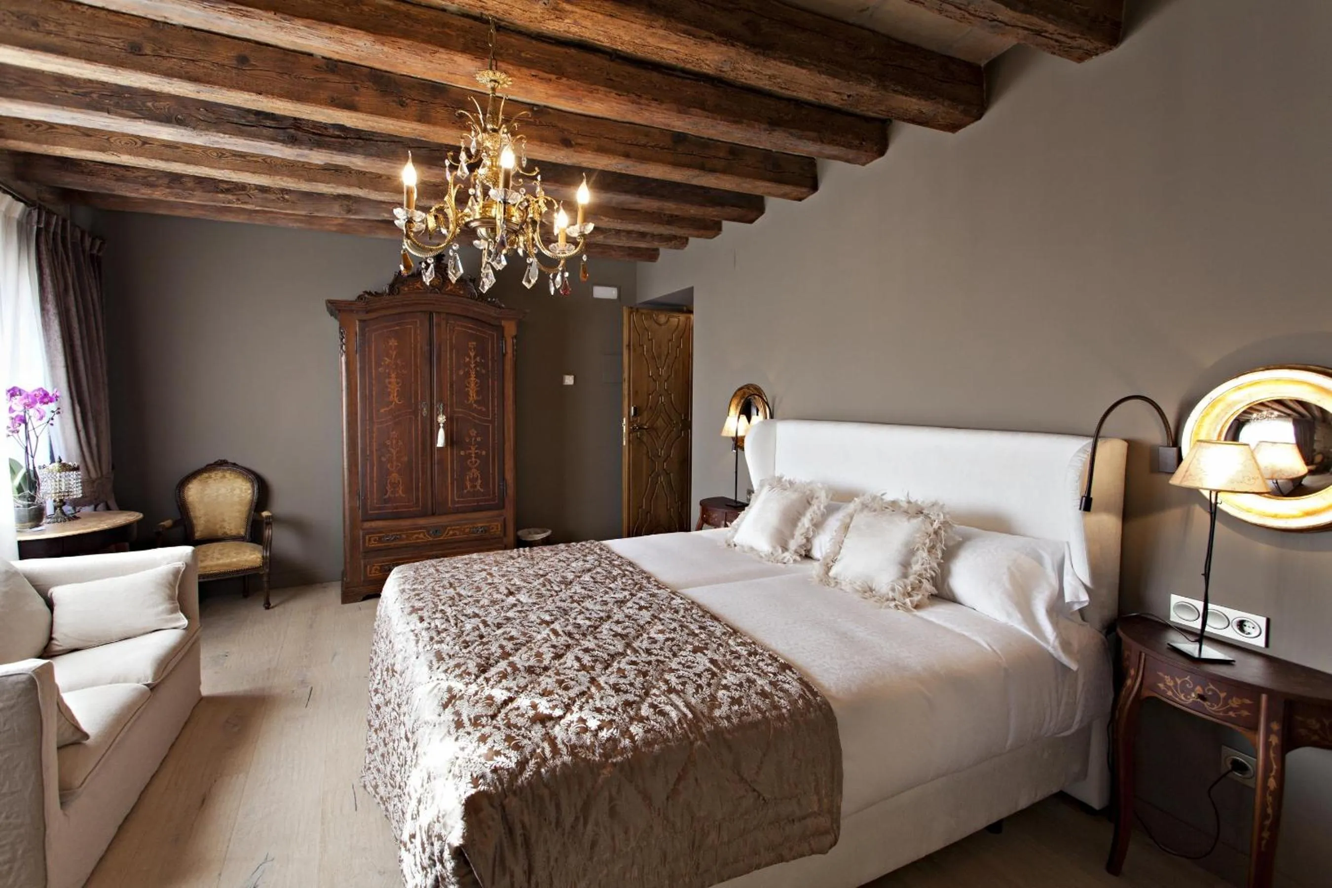 Photo of the whole room, Bed in La Vella Farga Hotel