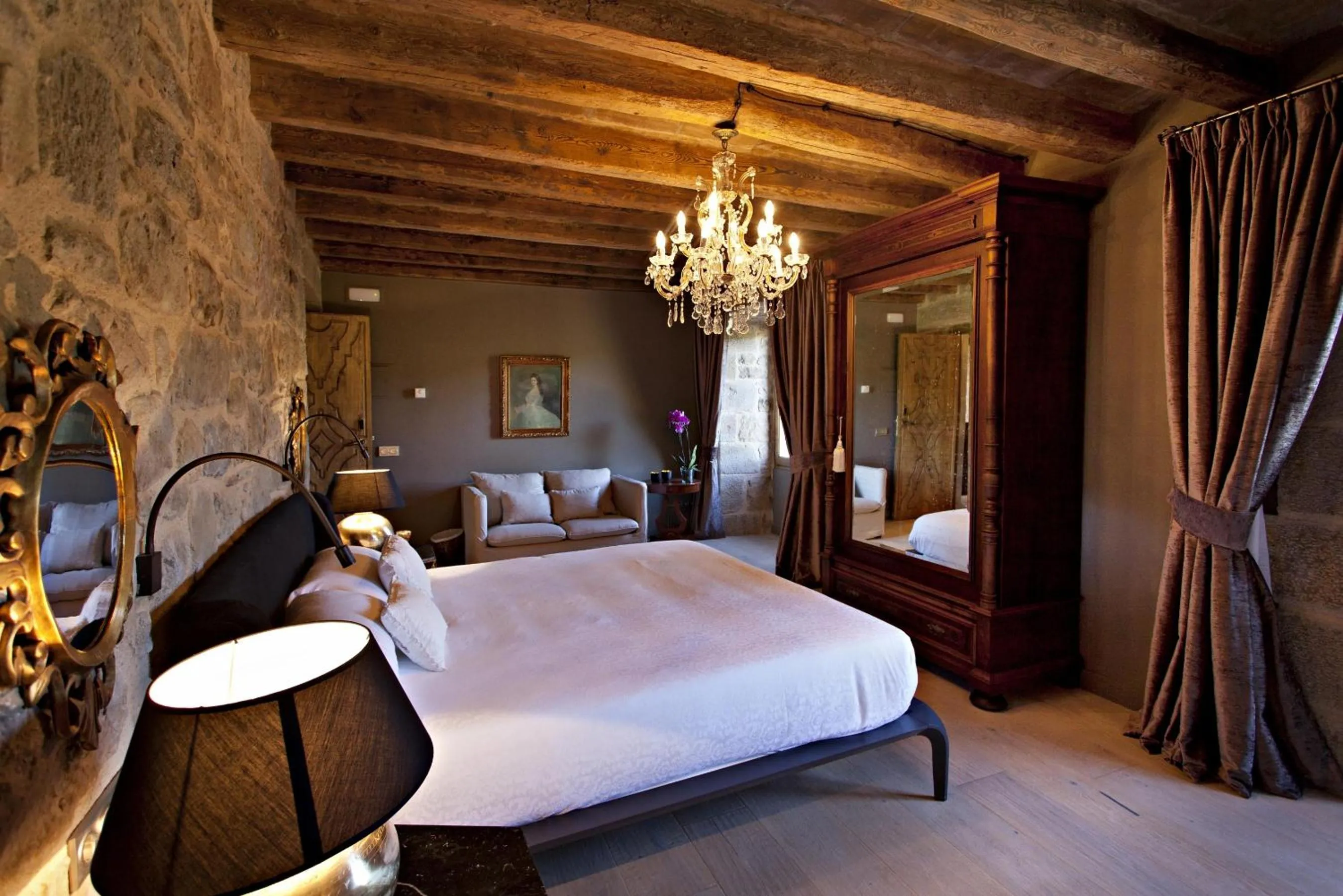 Photo of the whole room, Bed in La Vella Farga Hotel