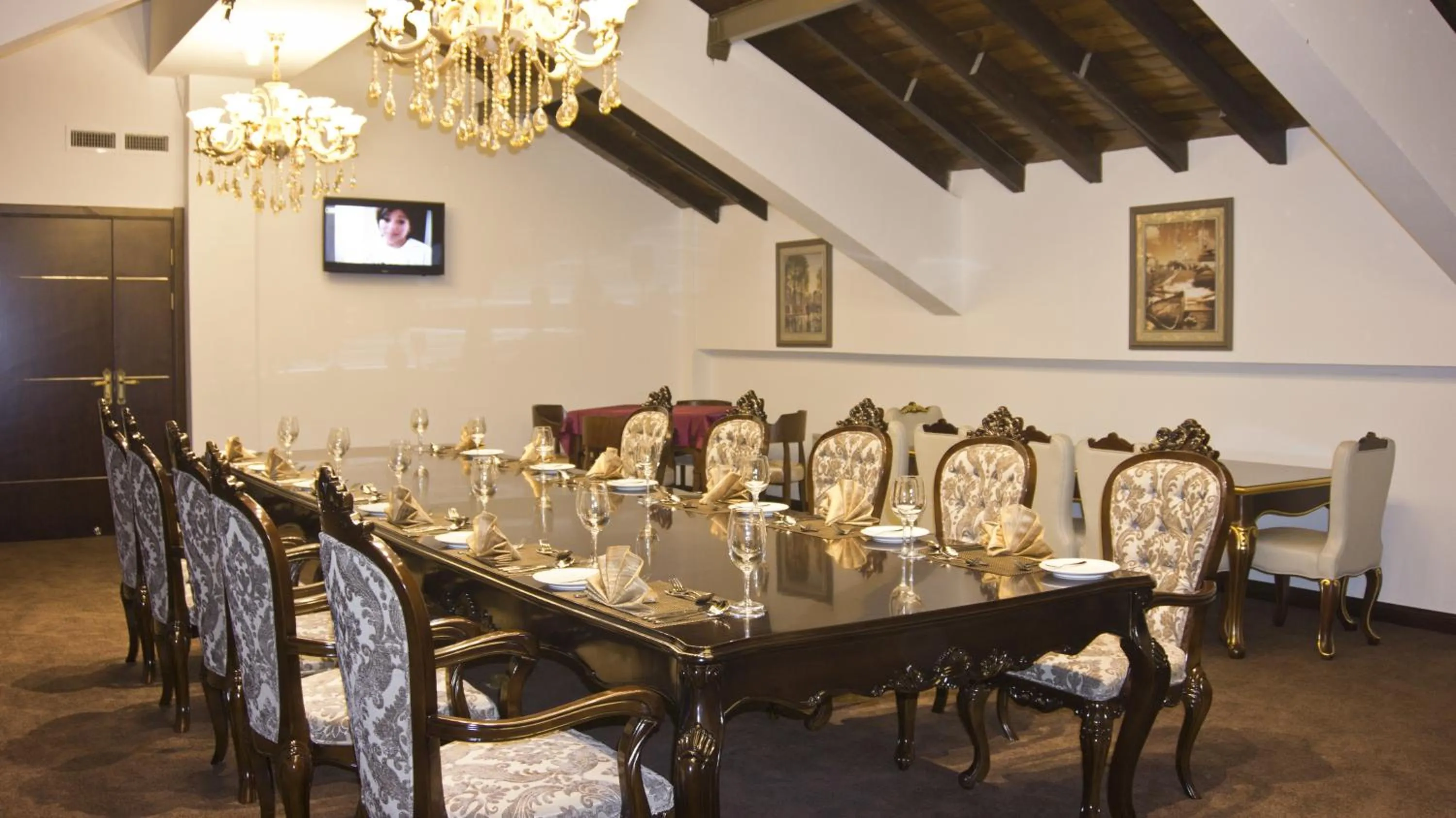 Restaurant/places to eat in Tang Palace Hotel