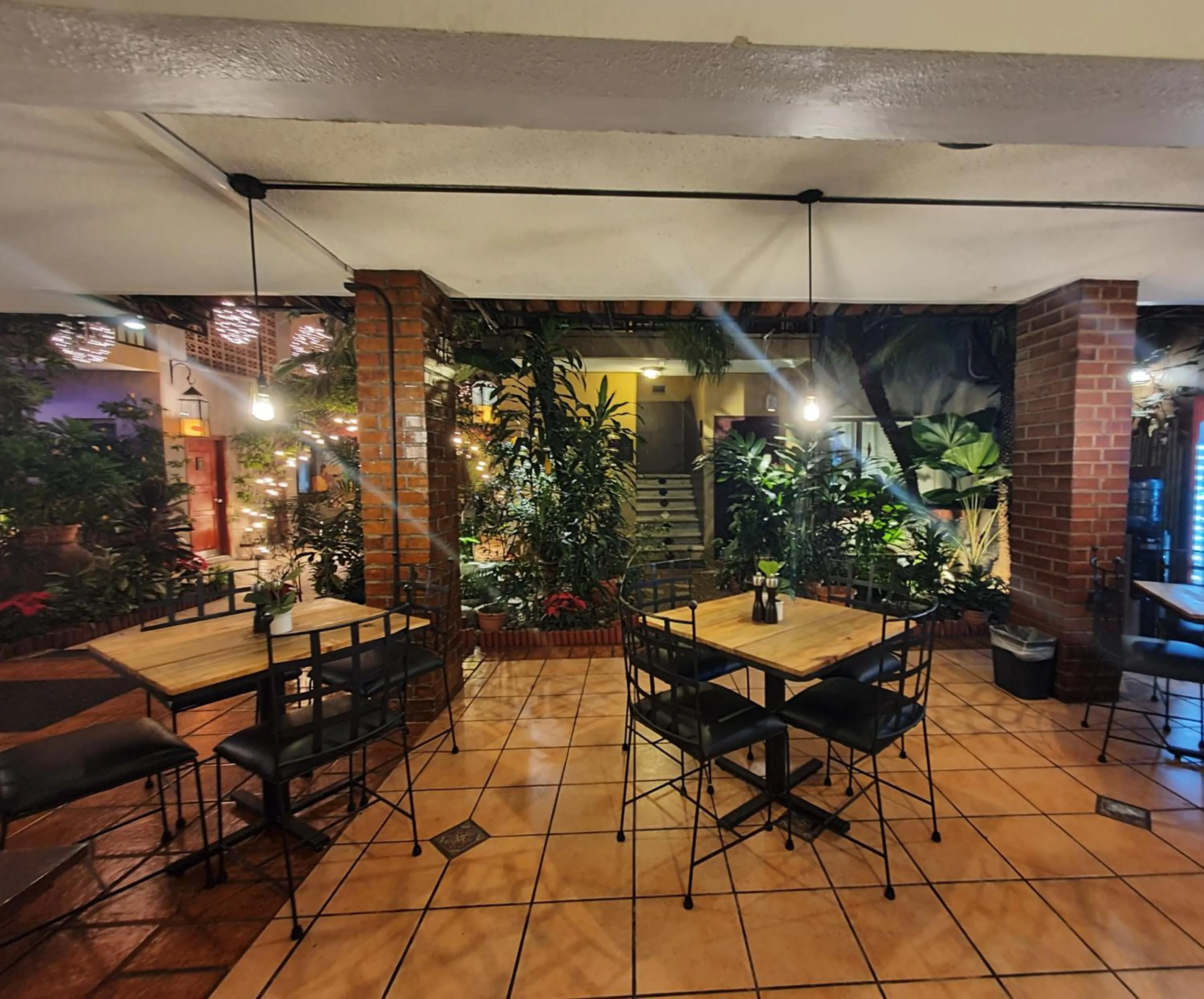 Restaurant/places to eat in Humuya Inn