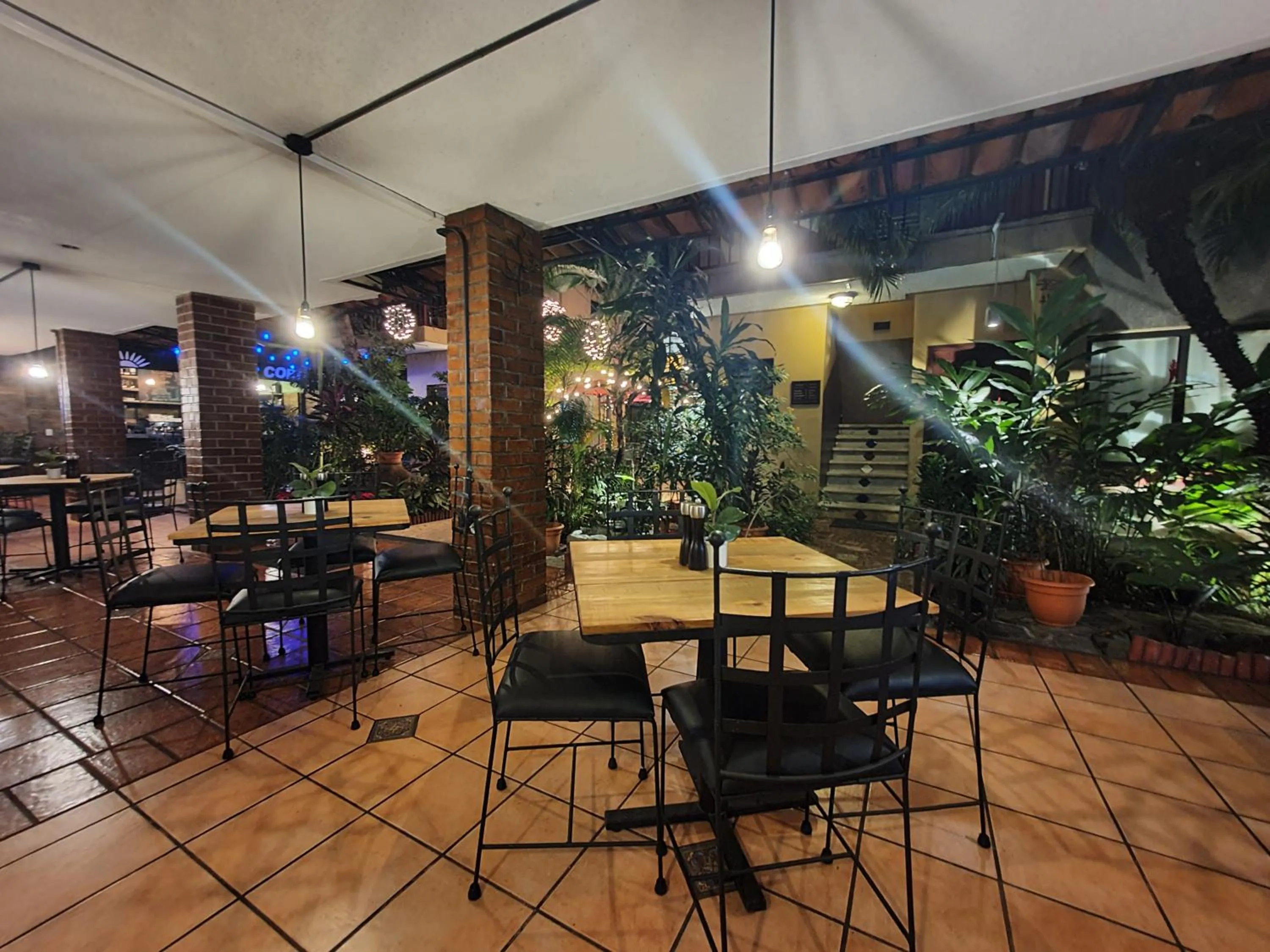 Restaurant/places to eat in Humuya Inn