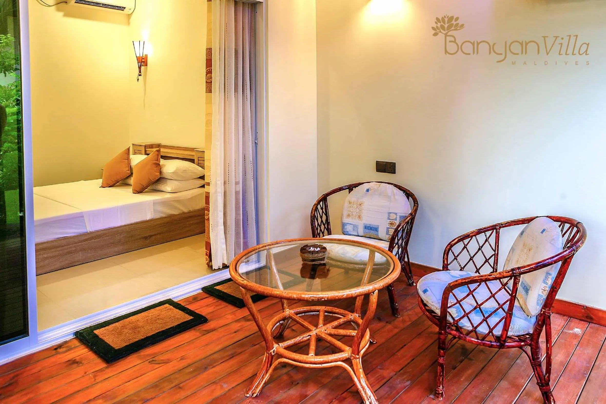 Garden view, Bed in Banyan Villa Maldives Dhangethi