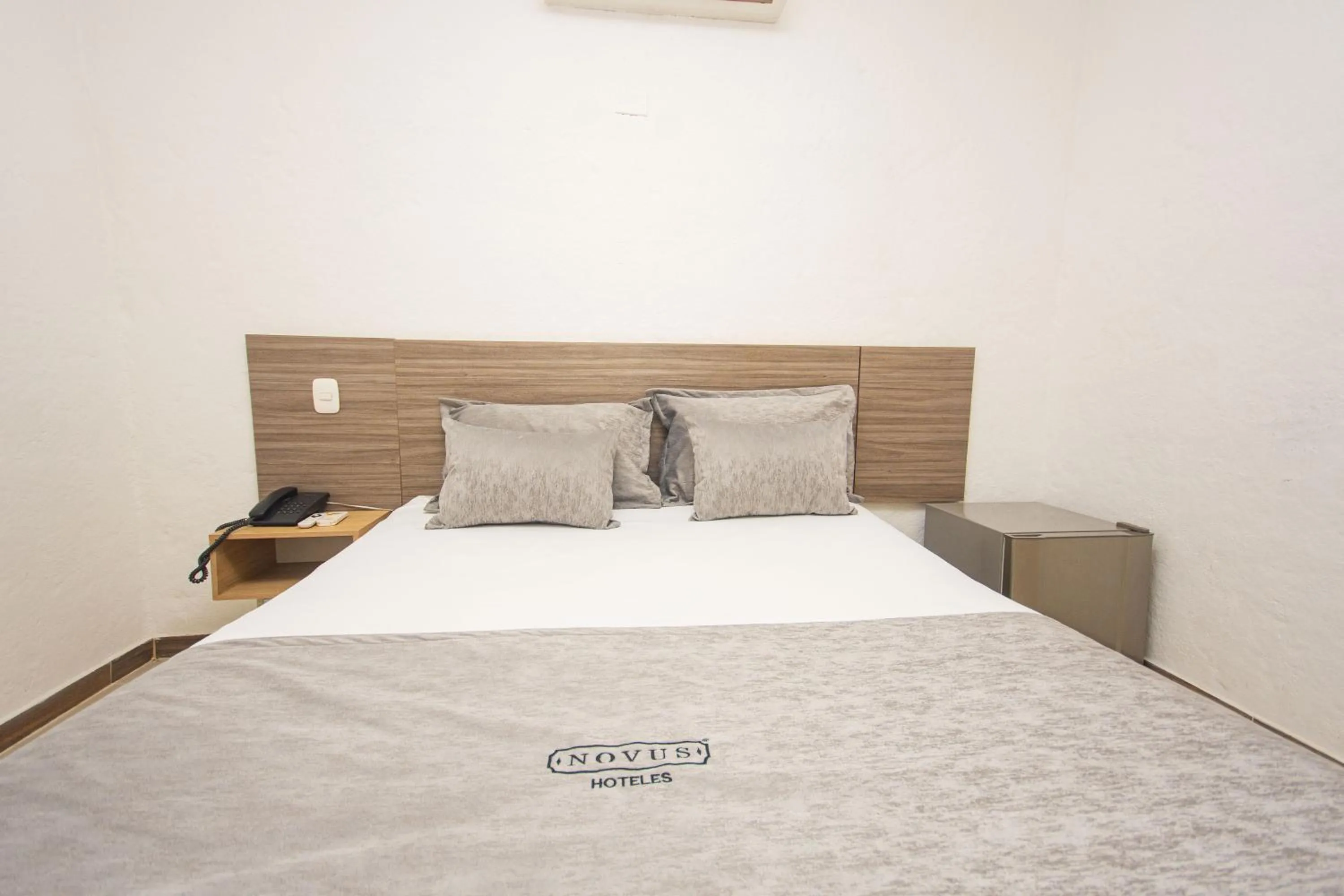 Bedroom, Bed in Novus Laureles