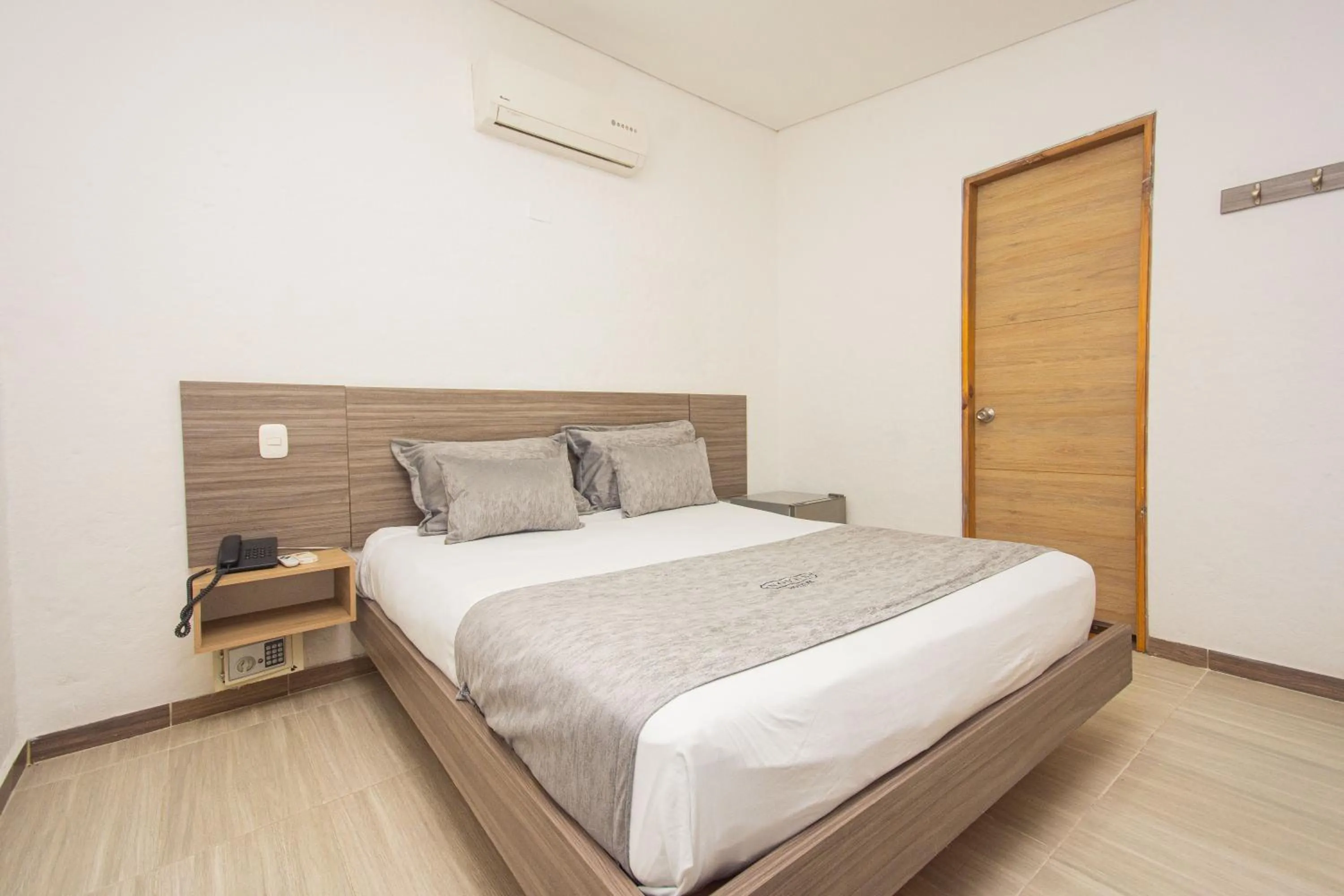 Bedroom, Bed in Novus Laureles