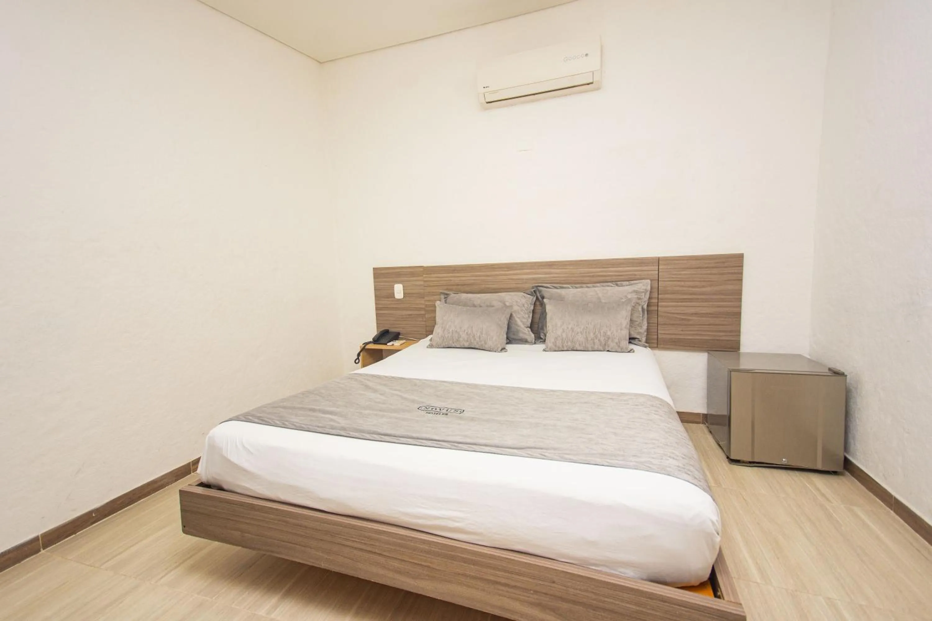 Bedroom, Bed in Novus Laureles