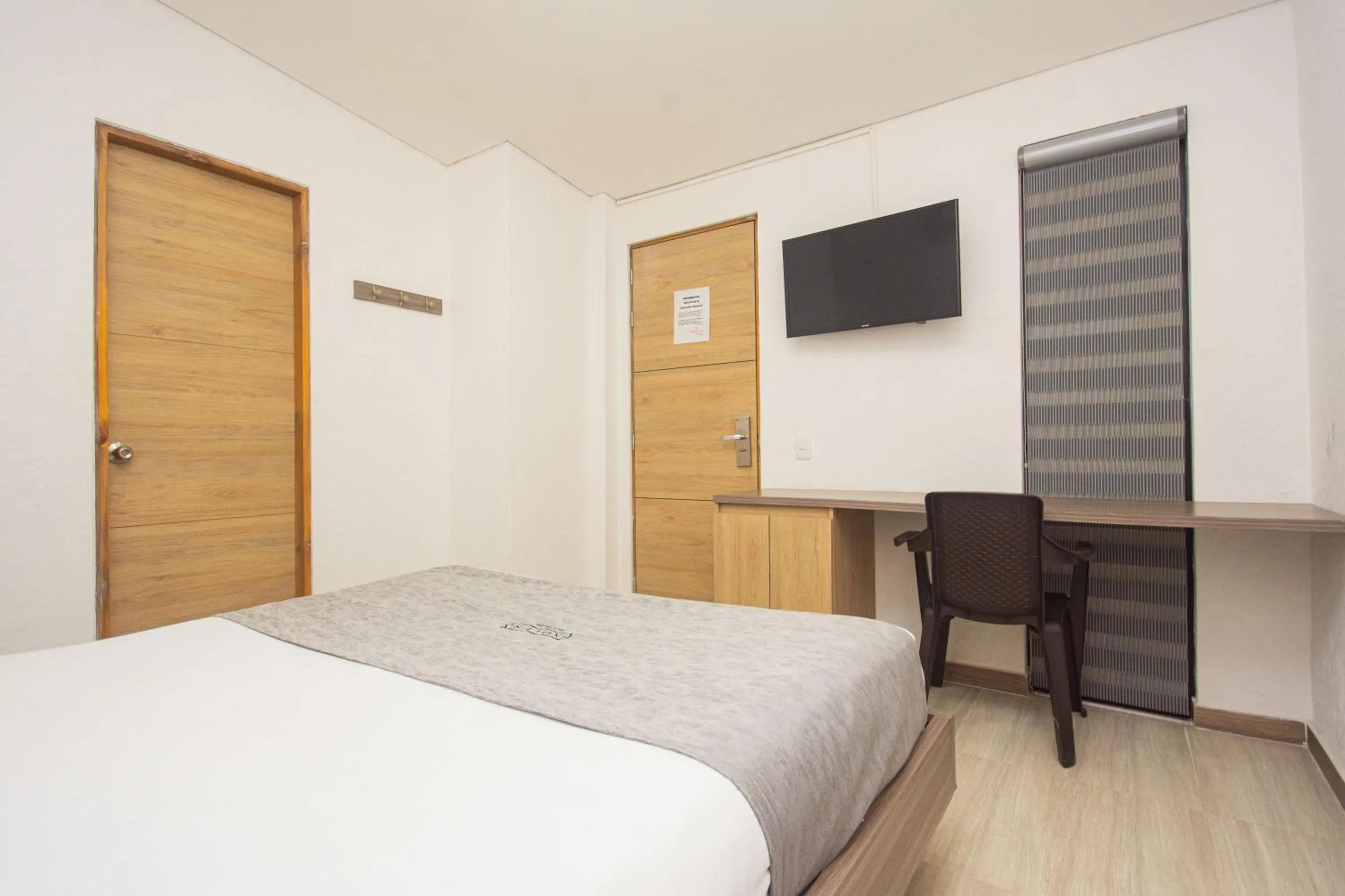 Bedroom, Bed in Novus Laureles