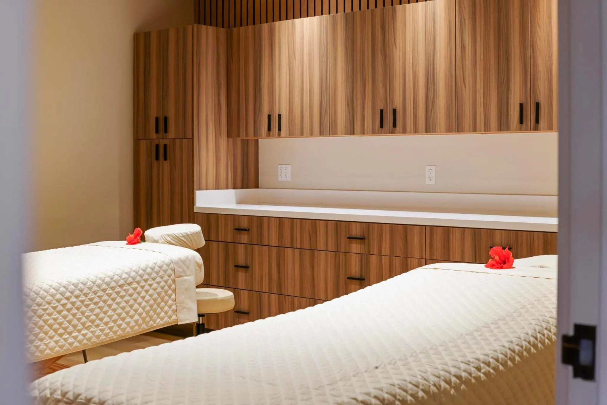 Massage, Bed in Royal Lahaina Bungalows & Spa